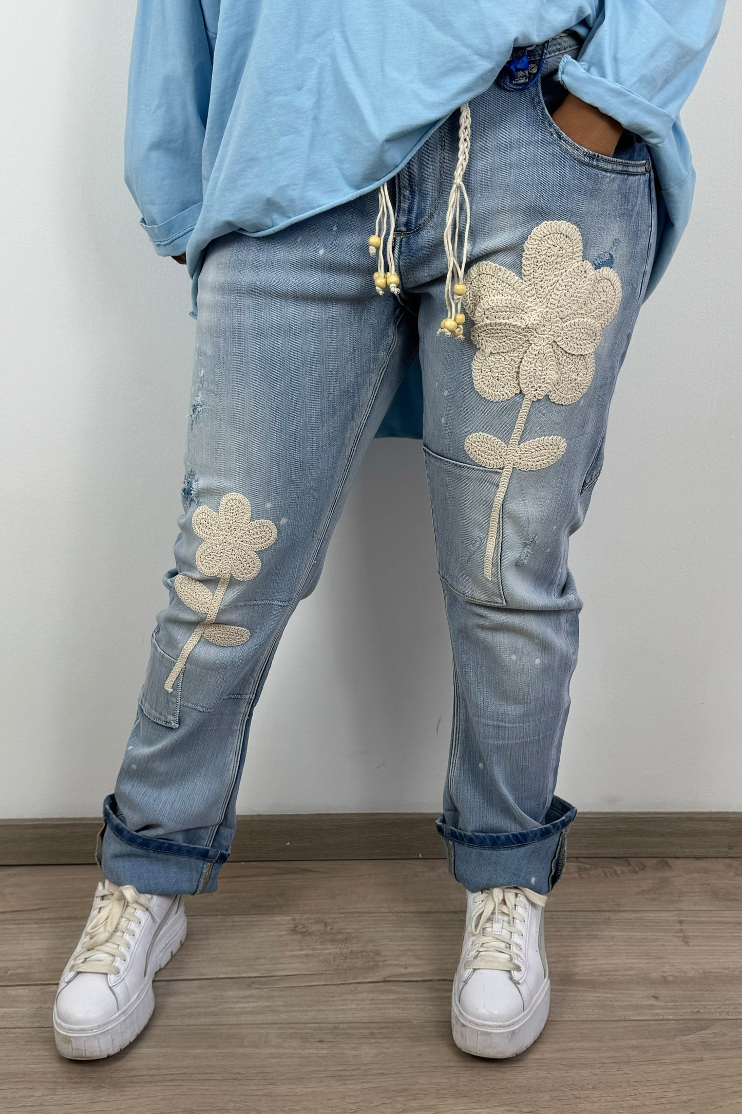 Baggy Damenjeans mit floraler Stickerei
