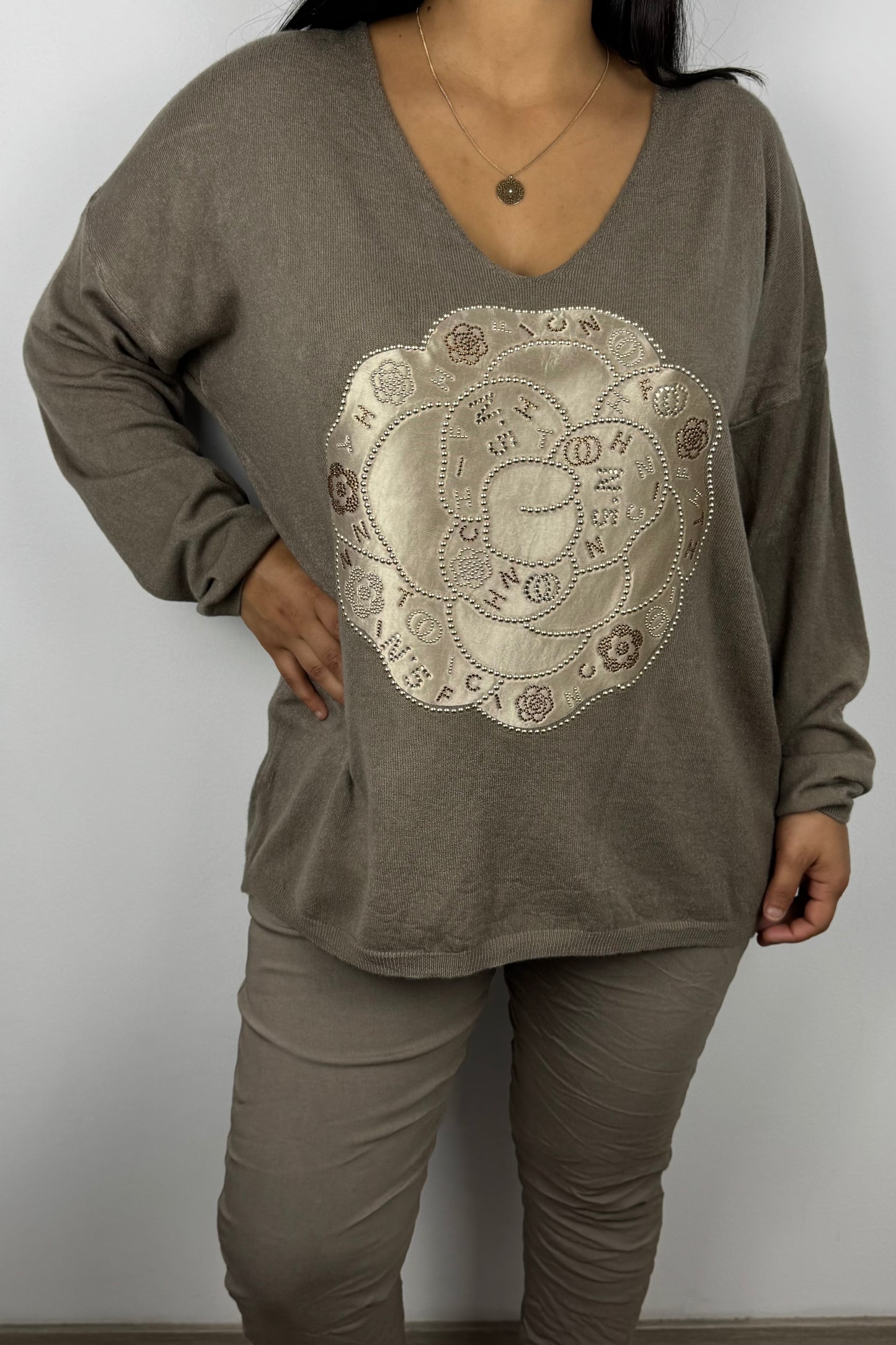 Feinstrick-Shirt mit Strass und Blumenmuster