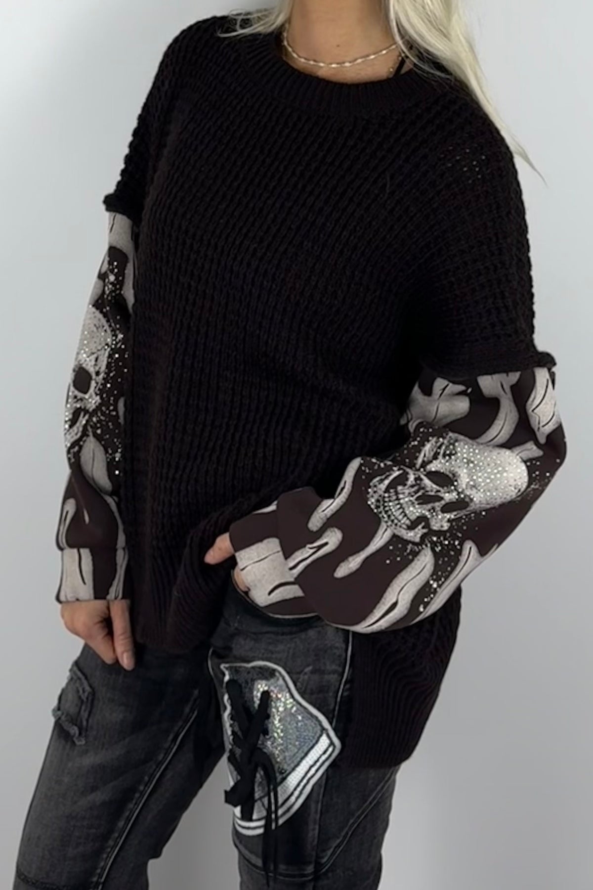 Damen-Pullover mit Strickstruktur und Totenkopfärmeln-Schoko