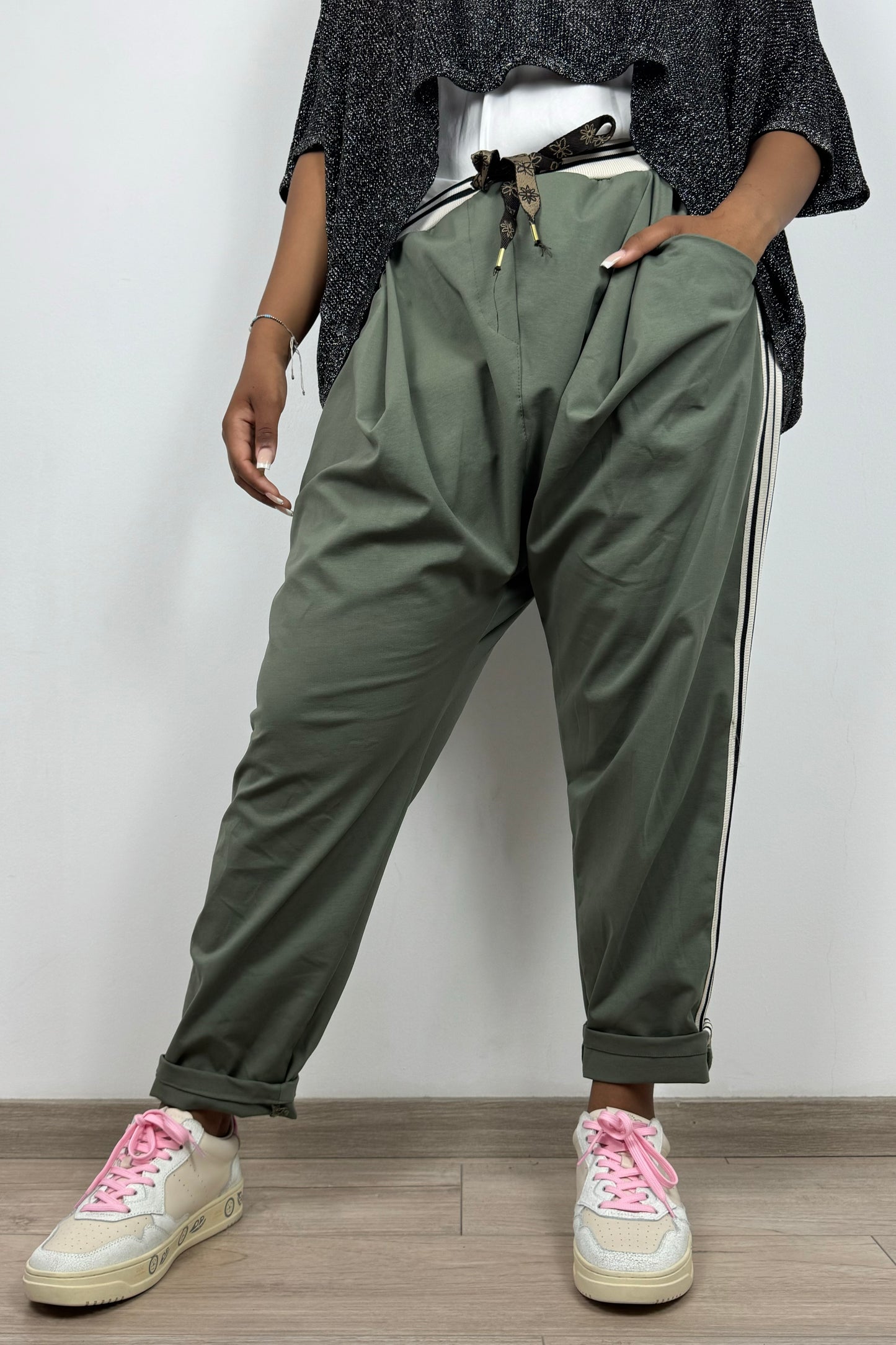 Sportlich-elegante Hose mit Galonstreifen und Bindegürtel