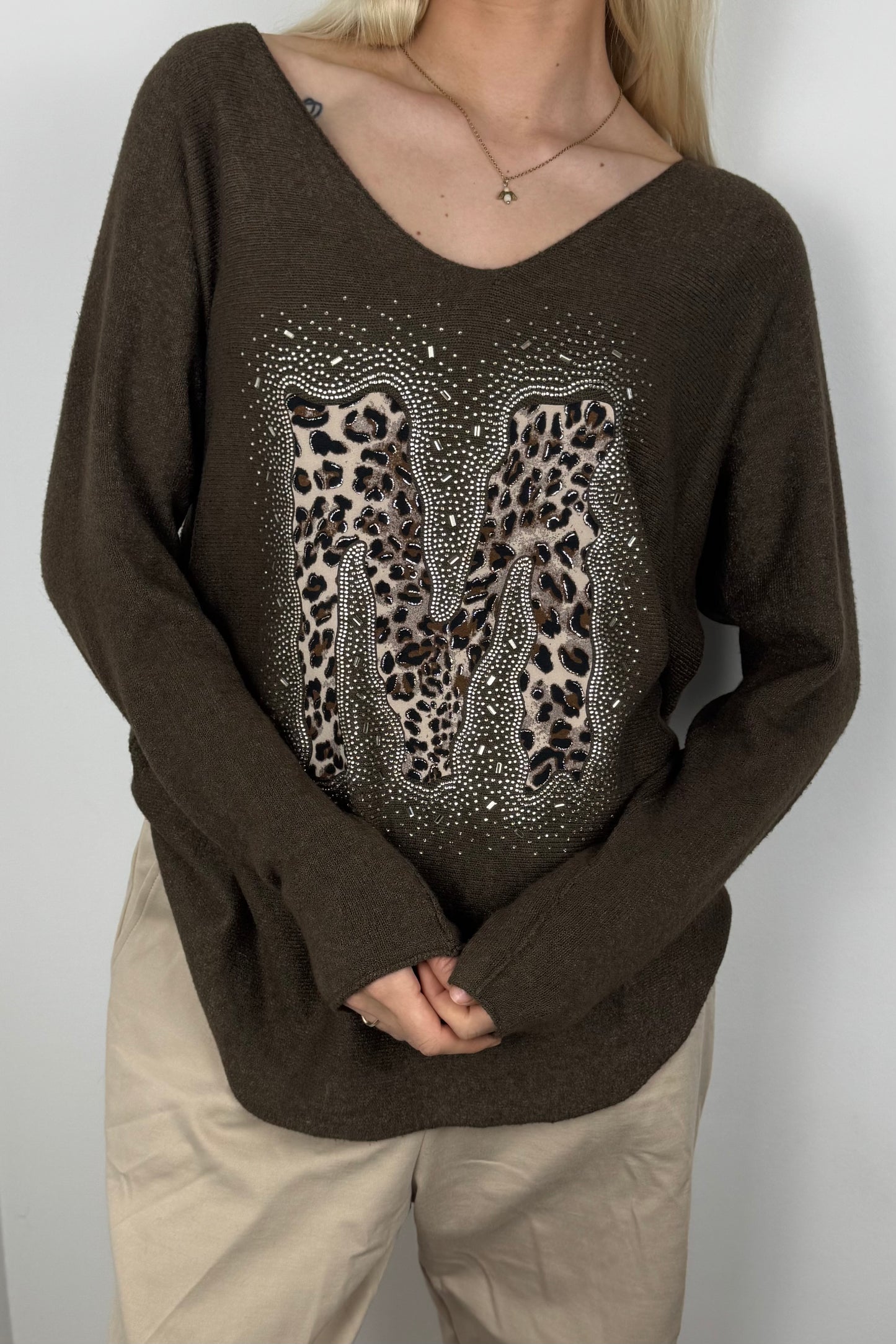 Langarmshirt mit Strass-Detail und M-Applikation-Choco