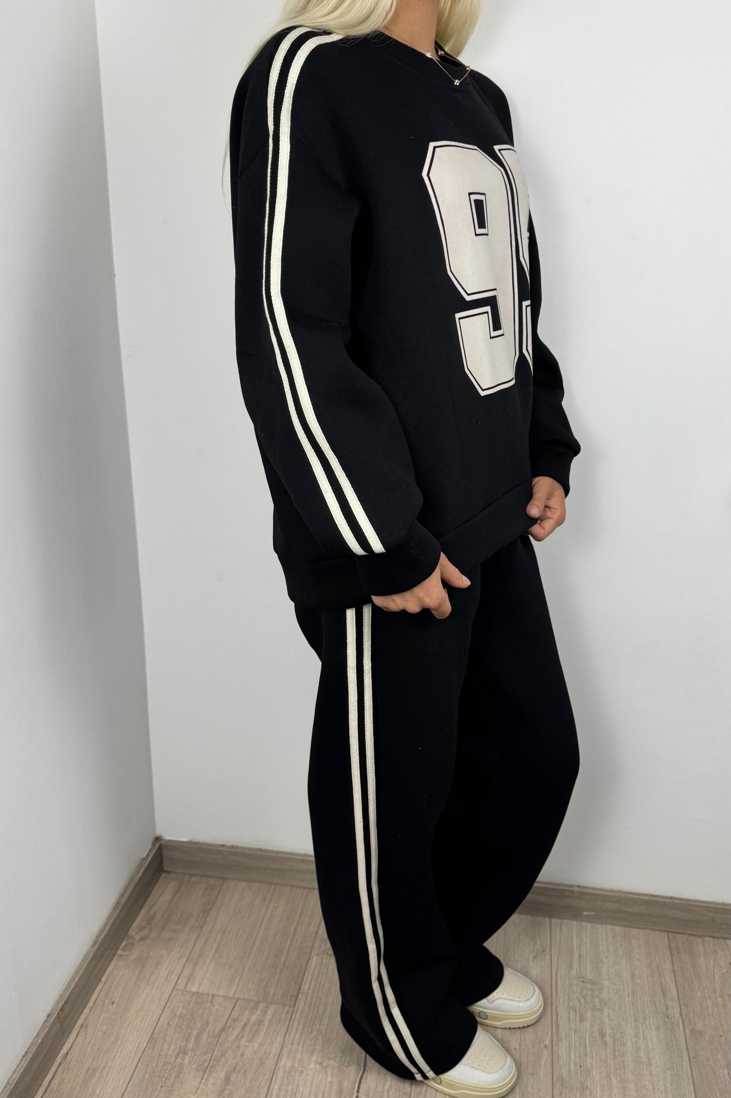 Trendiger Oversize-Sweater mit Print „95“ –Schwarz