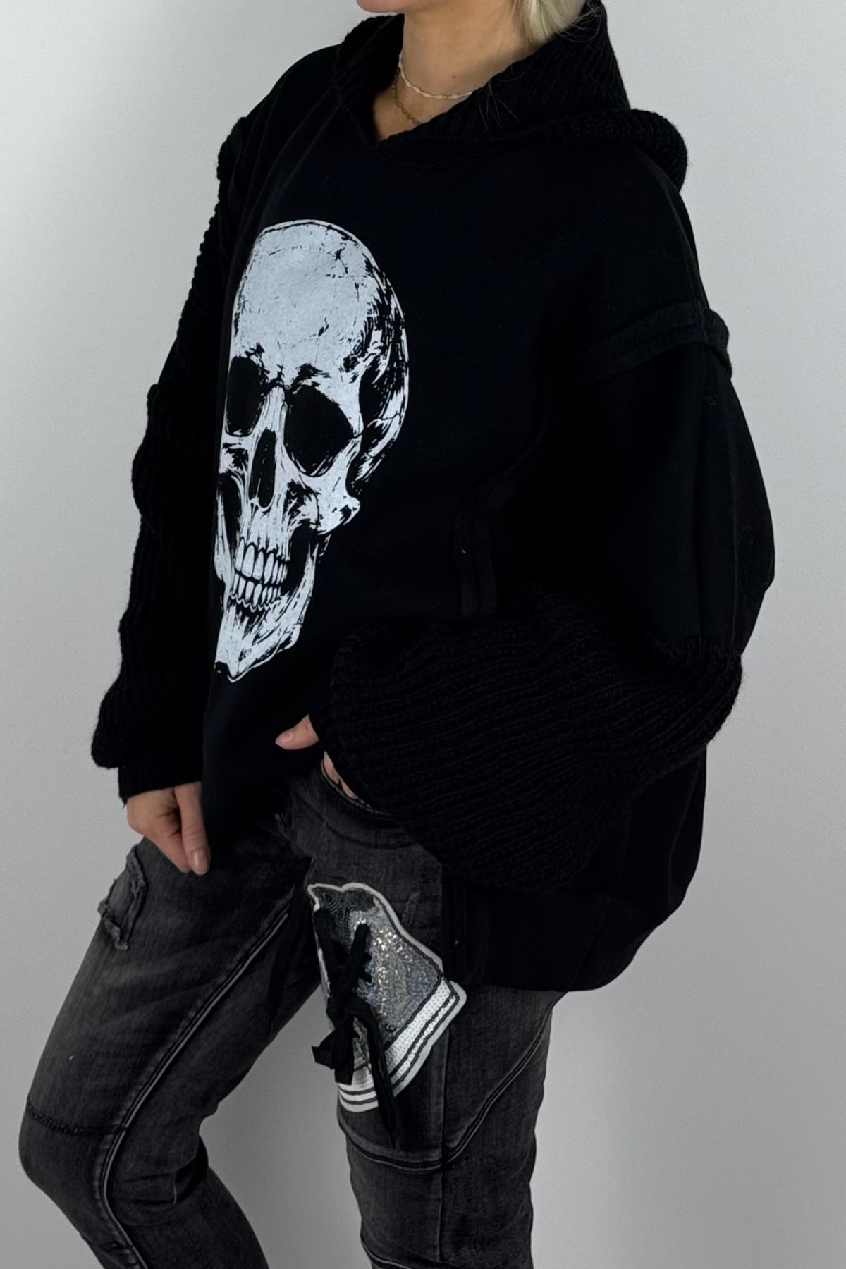 Damen-Hoodie mit Totenkopfprint und Strickdetails-Schwarz