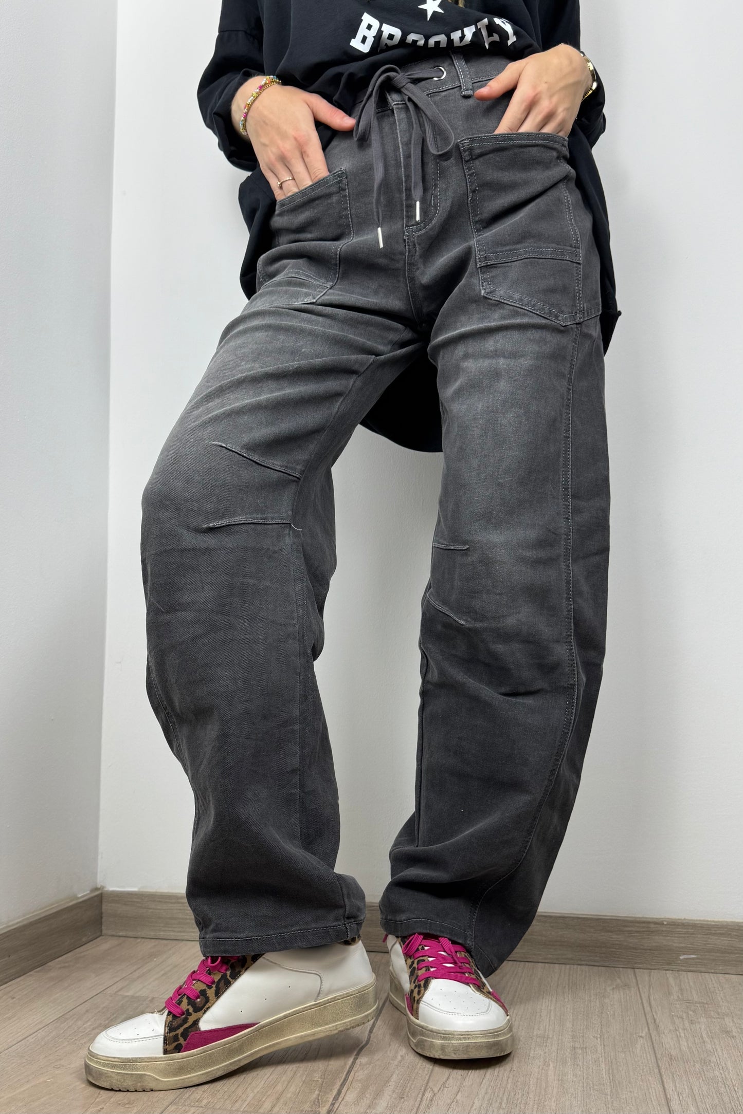 Trendige Damen-Jeans in Grau mit Kontrastnähten und Kordel
