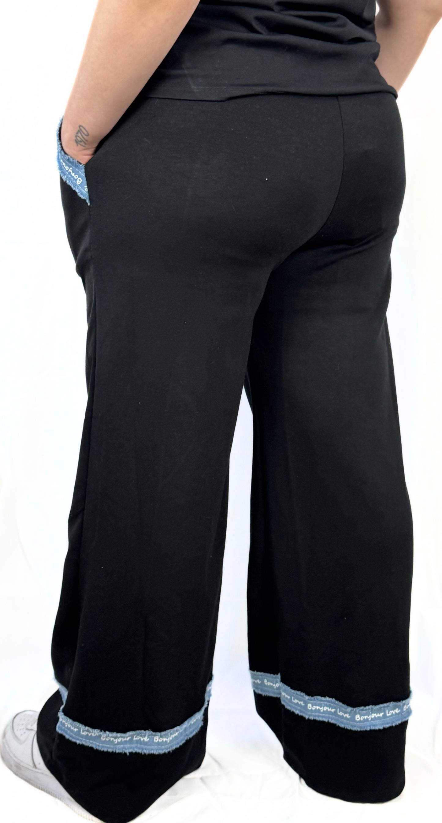 Damenhose mit Jeans-Applikationen – stylischer Mix-Look