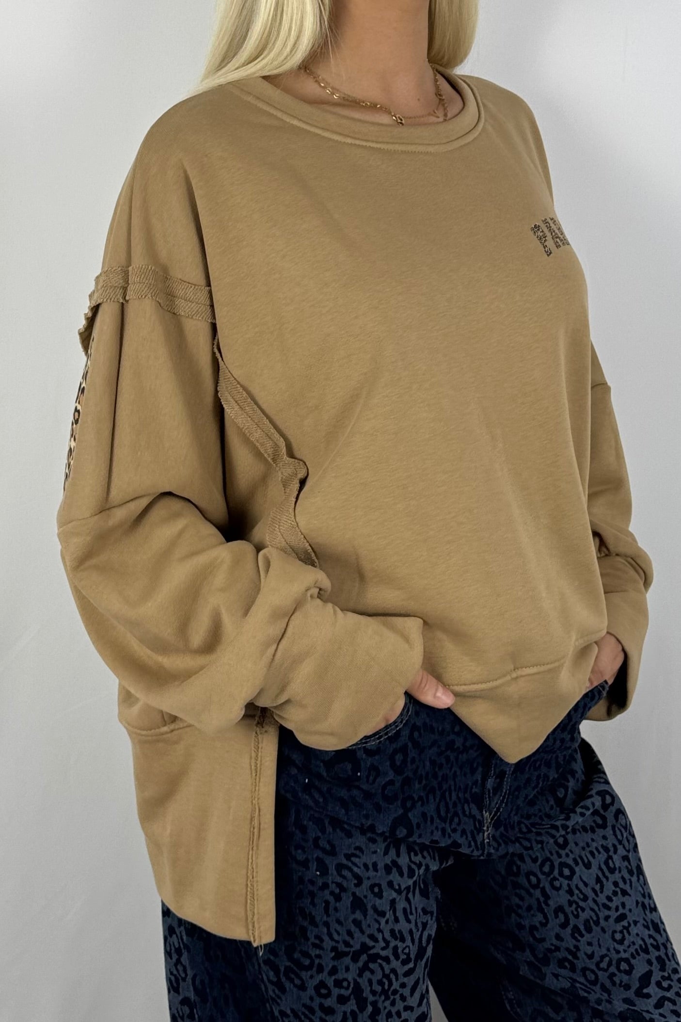 Damen Sweatshirt „PARADISE“ – Leo Print Oversize-Kamel