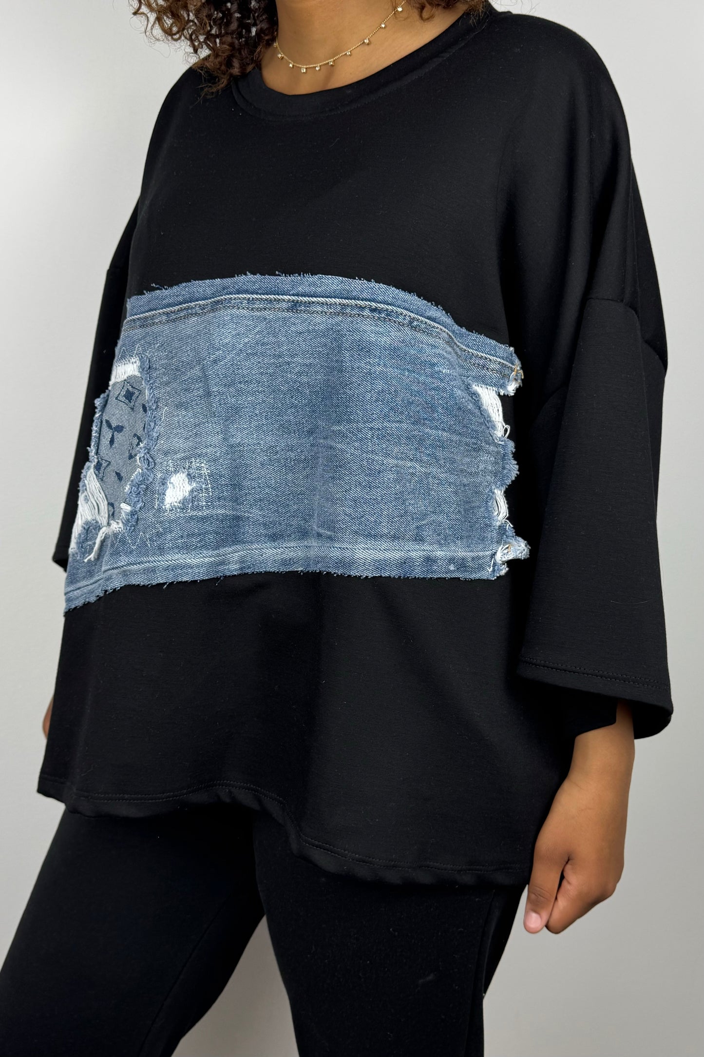 Schwarzes T-Shirt mit Jeansdetails – cooler Kontrast-Look