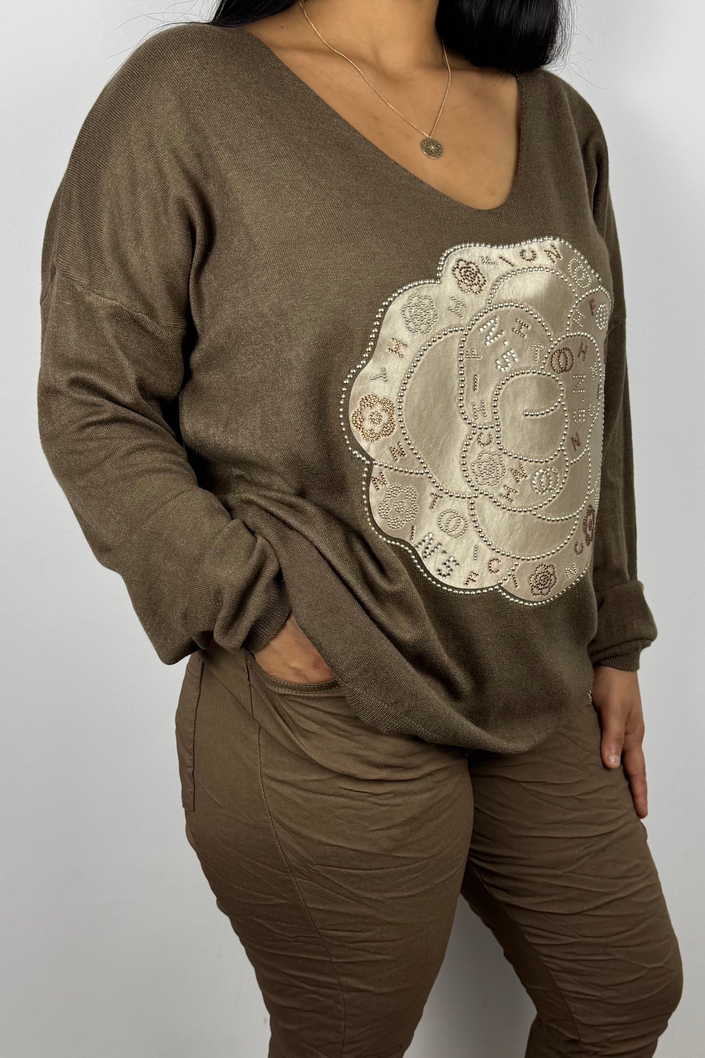 Feinstrick-Shirt mit floraler Applikation und Strassdetails