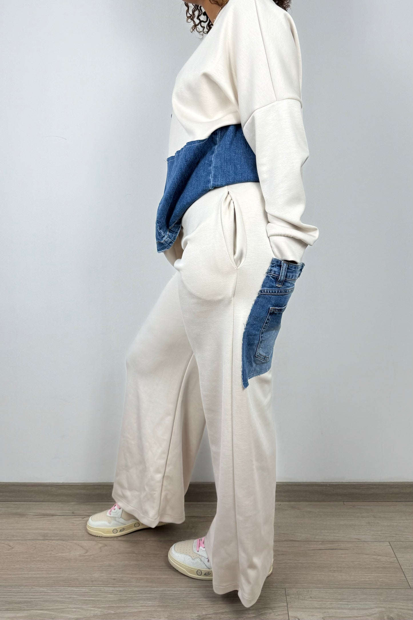 Zweiteiliger Damen-Anzug: Sweater & Hose mit Jeans-Details