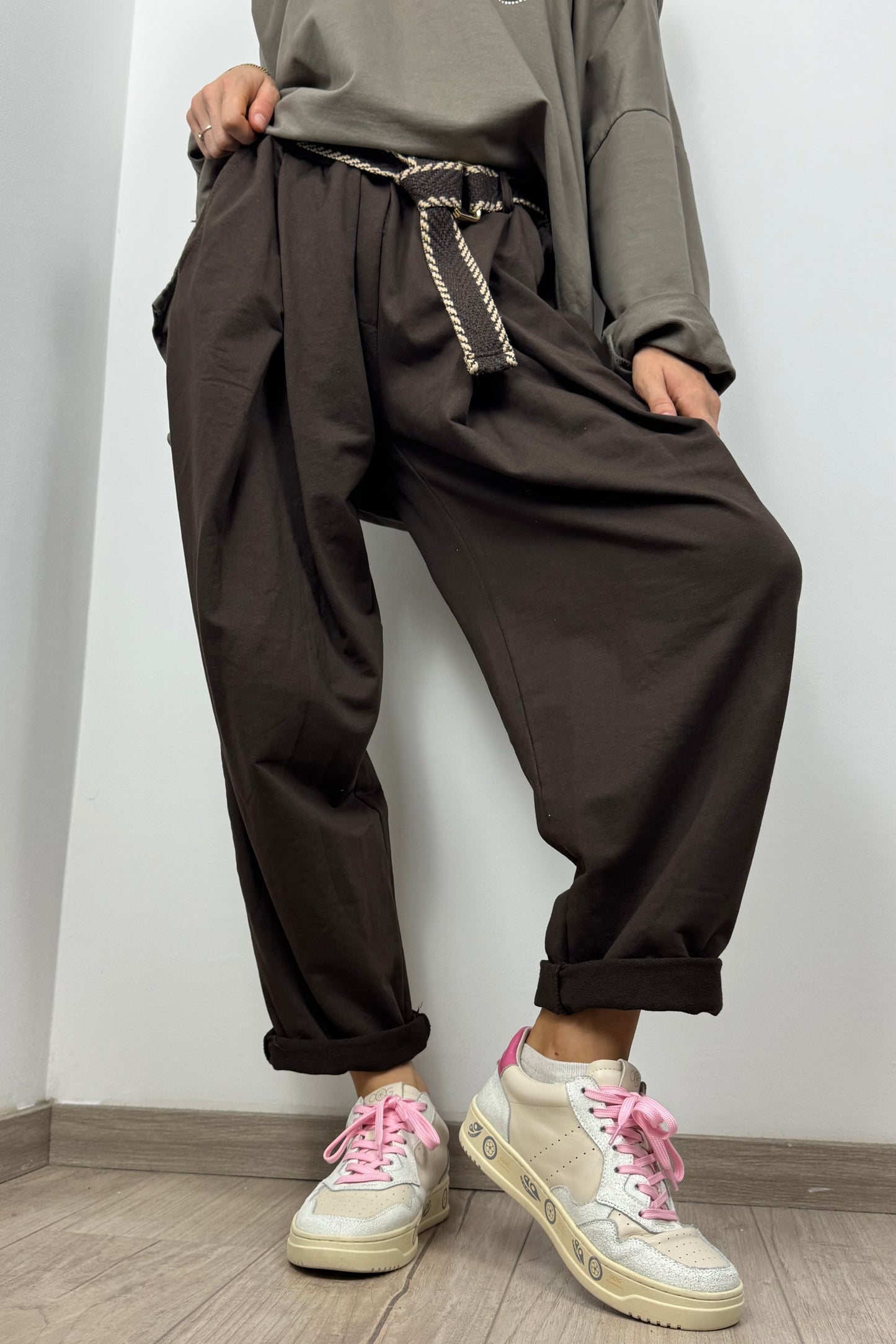 Bequeme Damenhose mit elastischem Bund und Gürtel-Choco