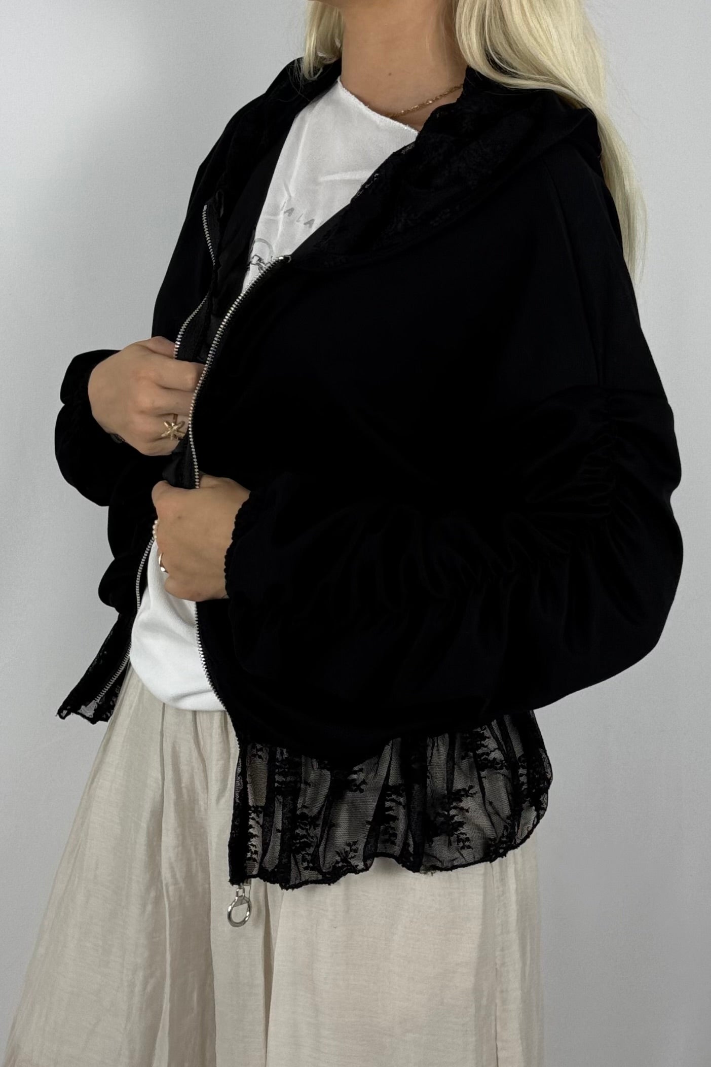 Jacke mit Raffungen und Spitzen-Details-Schwarz