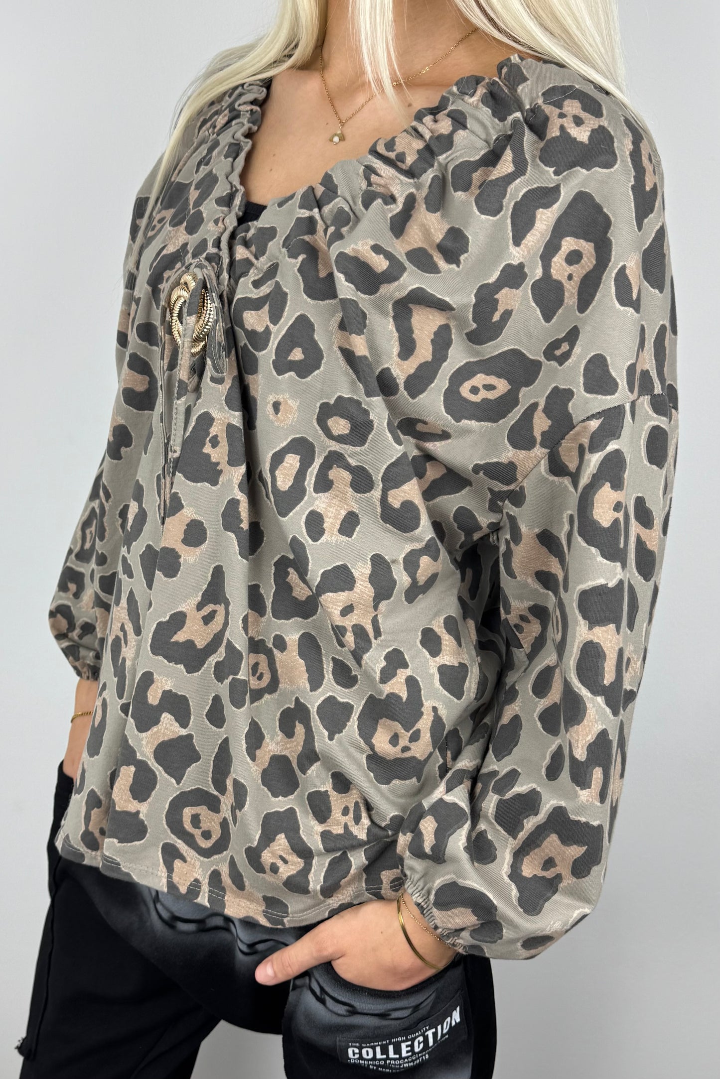 Bluse mit Leopardenmuster und Raffdetail –Mud