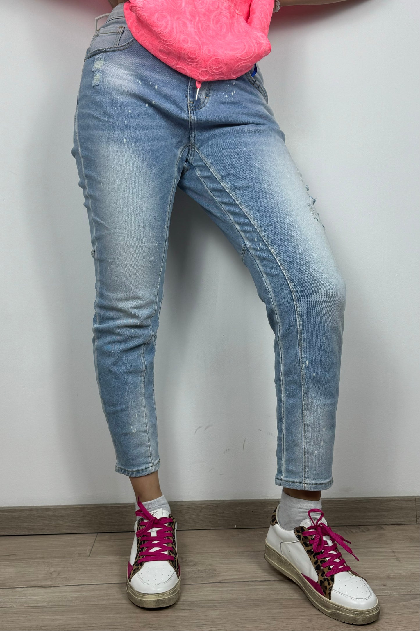 Boyfriend-Jeans mit Waschung und Used-Effekten