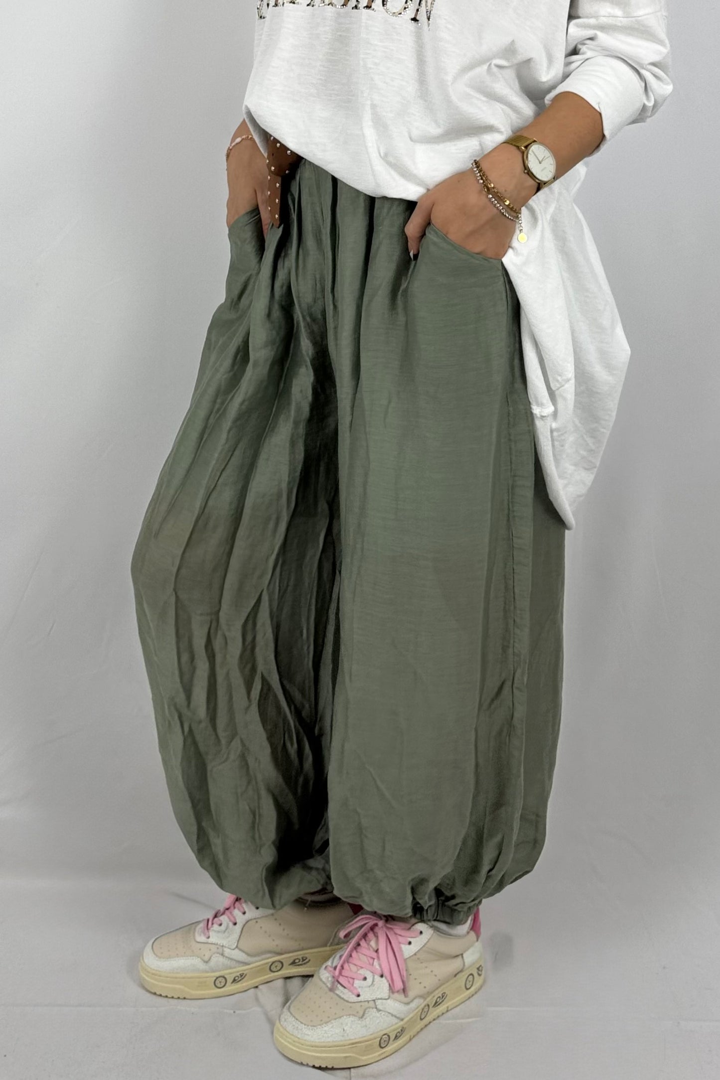 Lässige Ballonhose mit Nietengürtel-Khaki