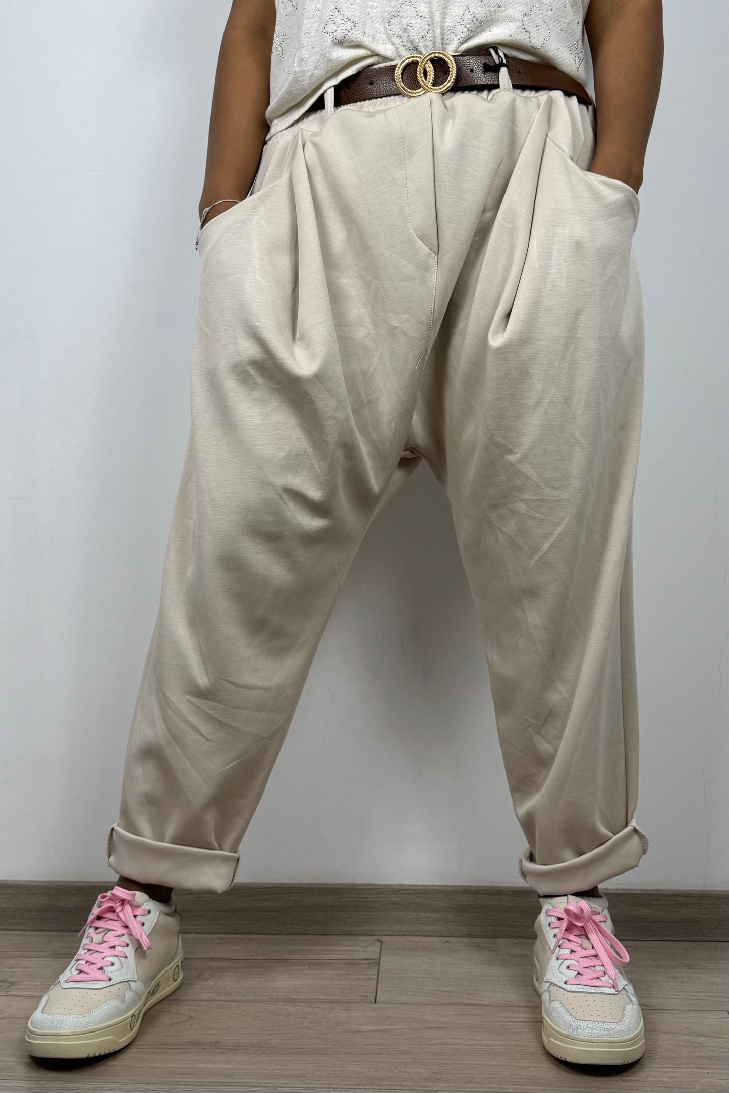 Haremshose mit Gürtel – lockerer Schnitt & modischer Tieffall-Beige