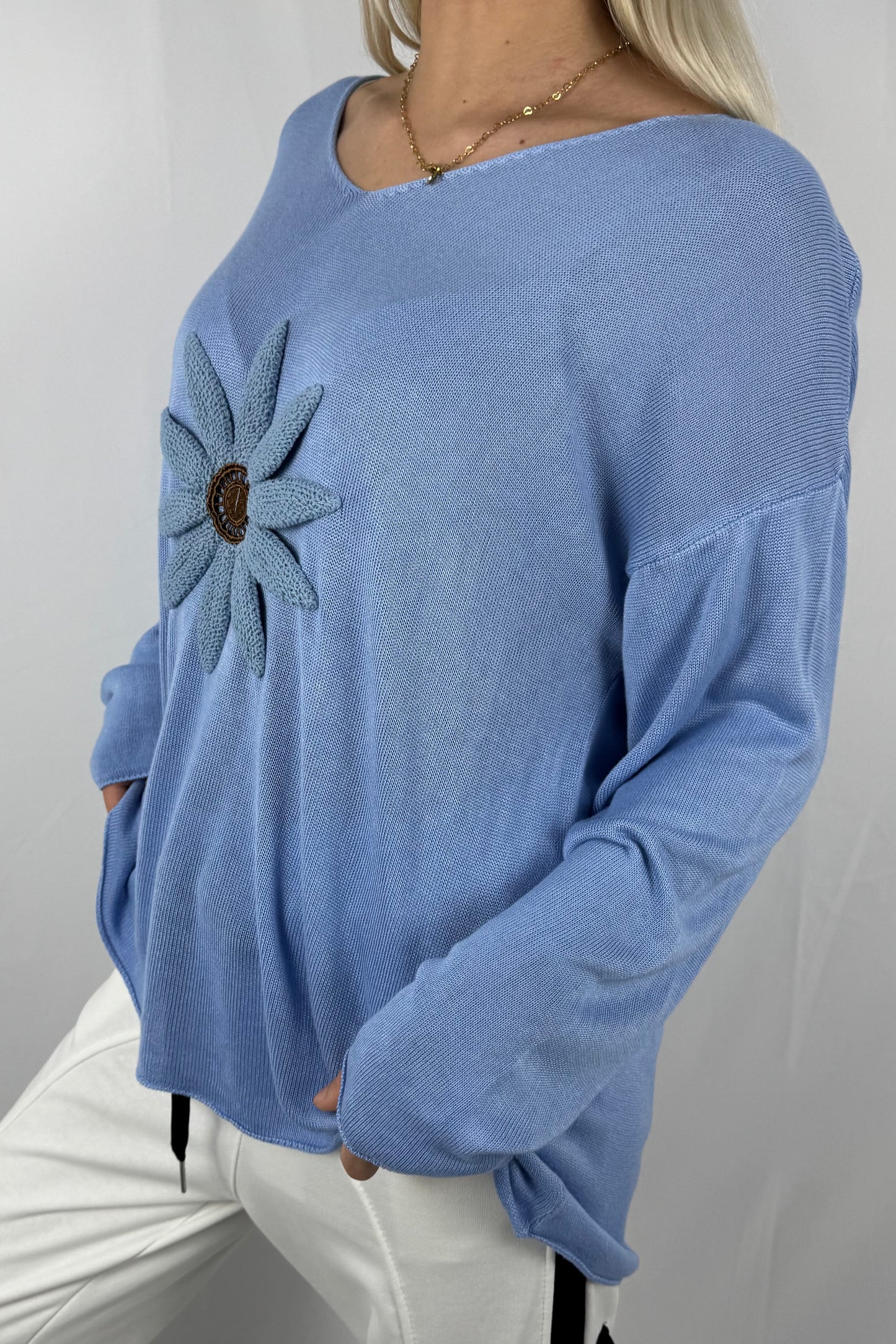 Shirt mit V-Ausschnitt & floraler Applikation-Blau