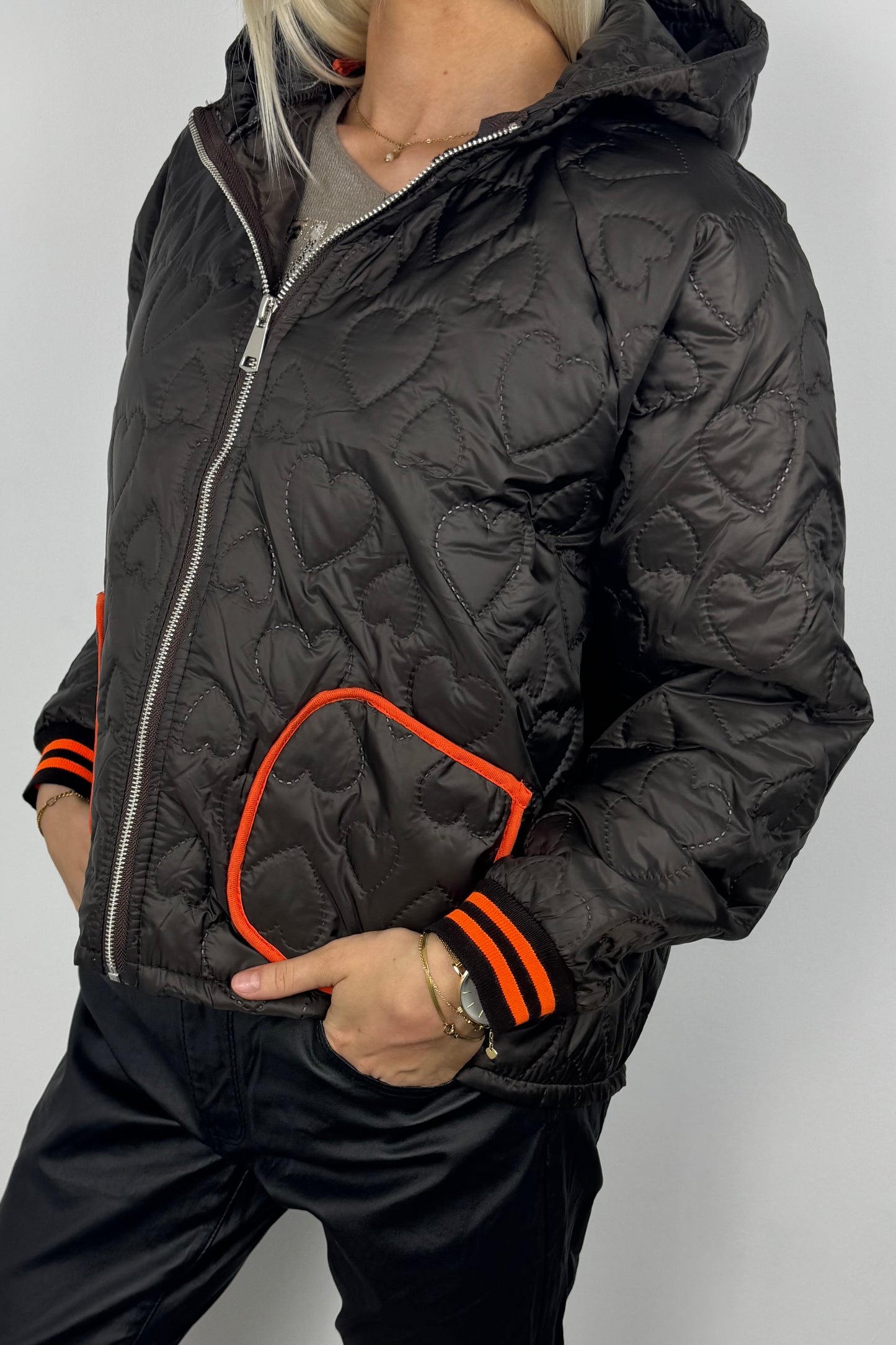 Leichte Steppjacke mit Herzmuster und Kapuze-Coffee