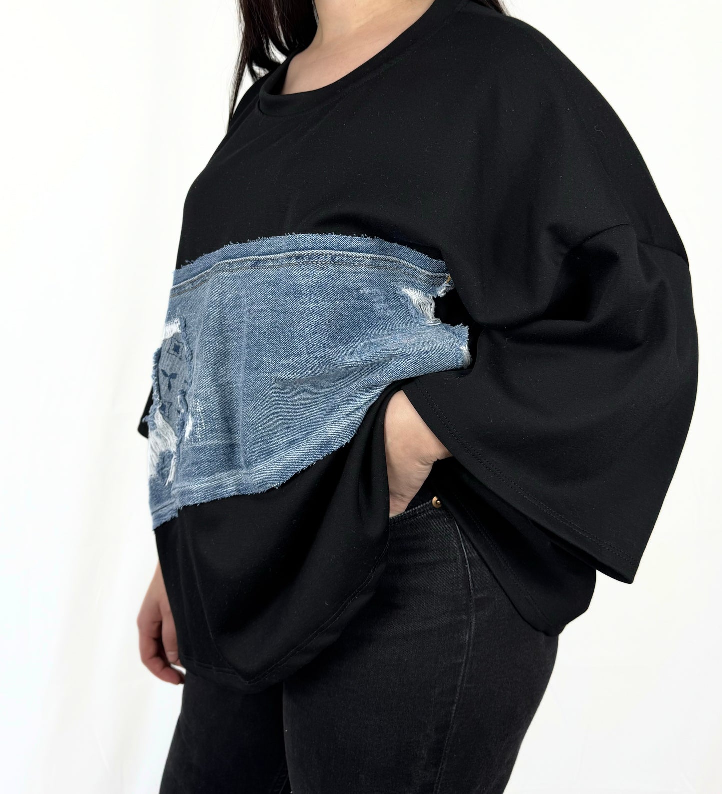 Schwarzes T-Shirt mit Jeansdetails – cooler Kontrast-Look