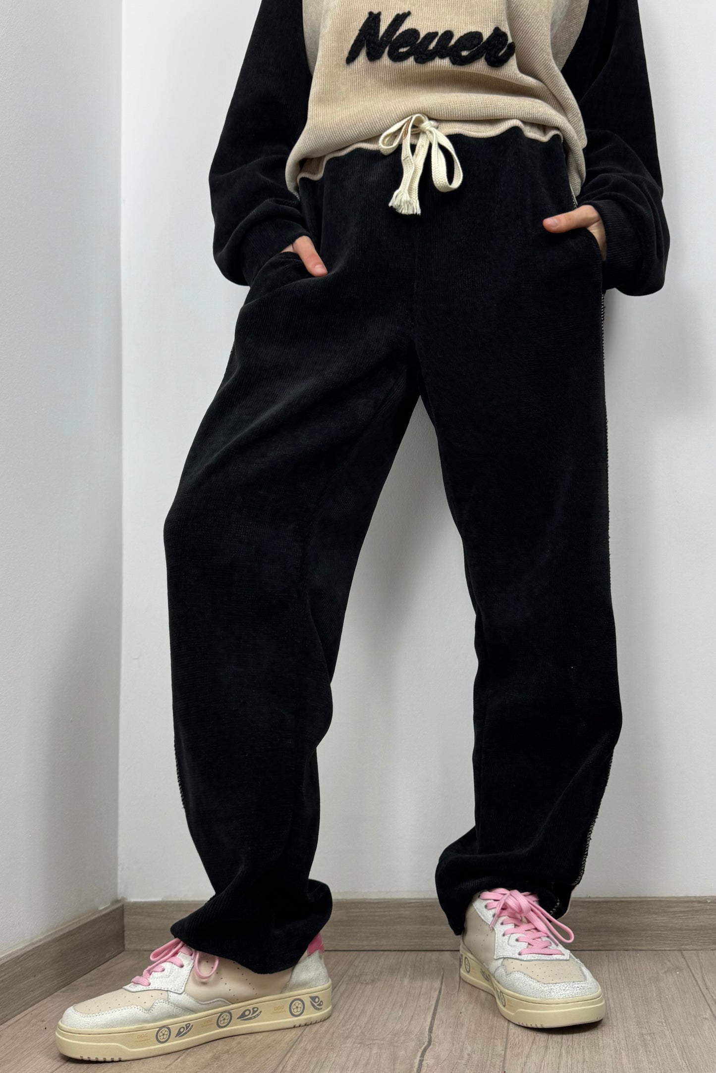 Bequeme Damenhose mit Seitendetails und Bindeband-Schwarz