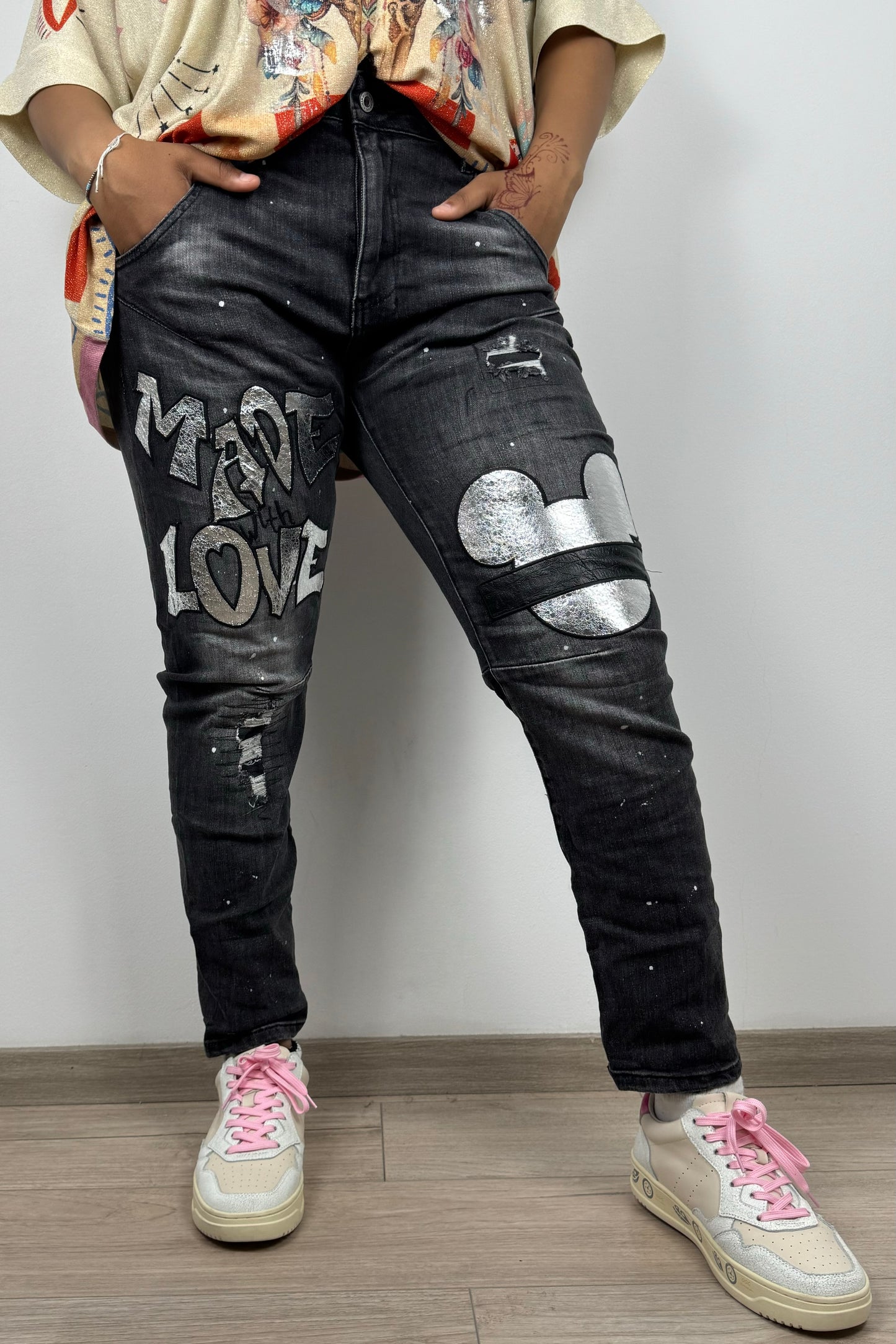 Baggy-Jeans mit Glanzschrift „Made with Love“ und Metallic-Details