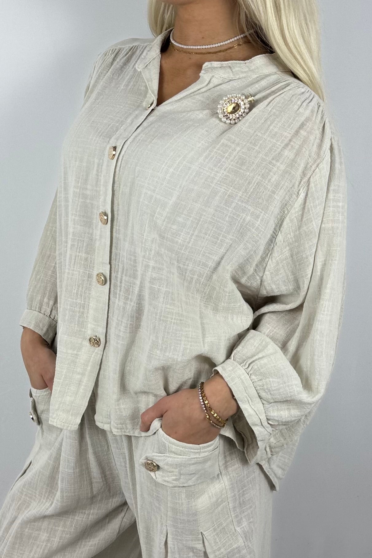 Baumwollbluse mit Schmuckbrosche und Knopfleiste-Beige