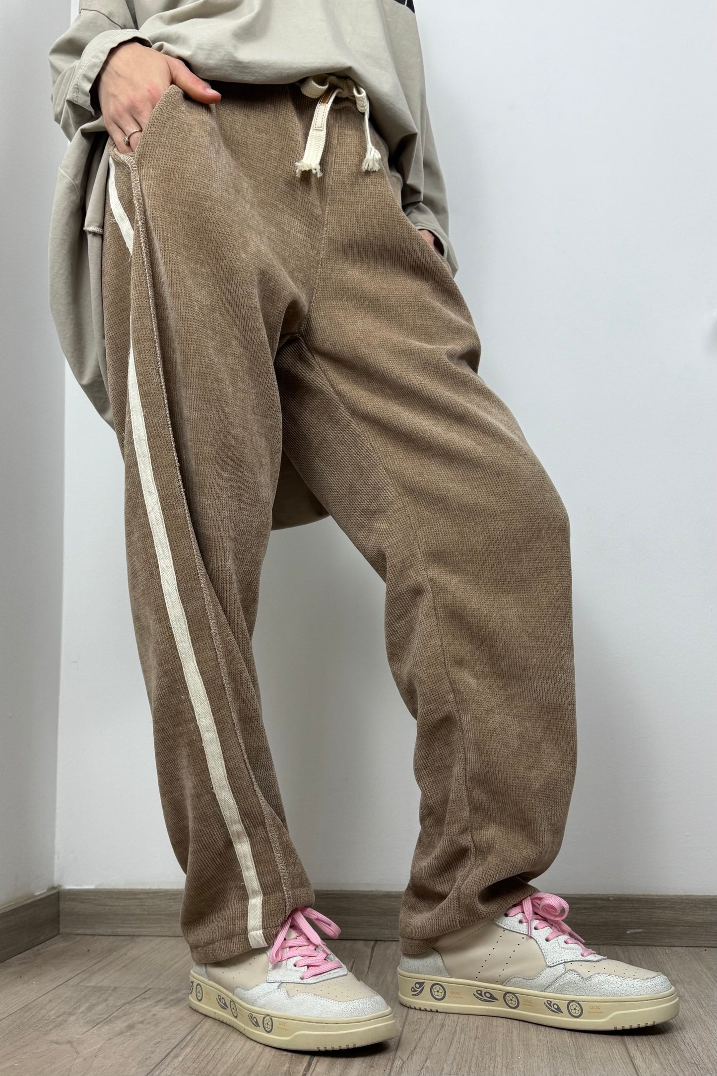 Bequeme Damenhose mit Seitendetails und Bindeband-Cammel
