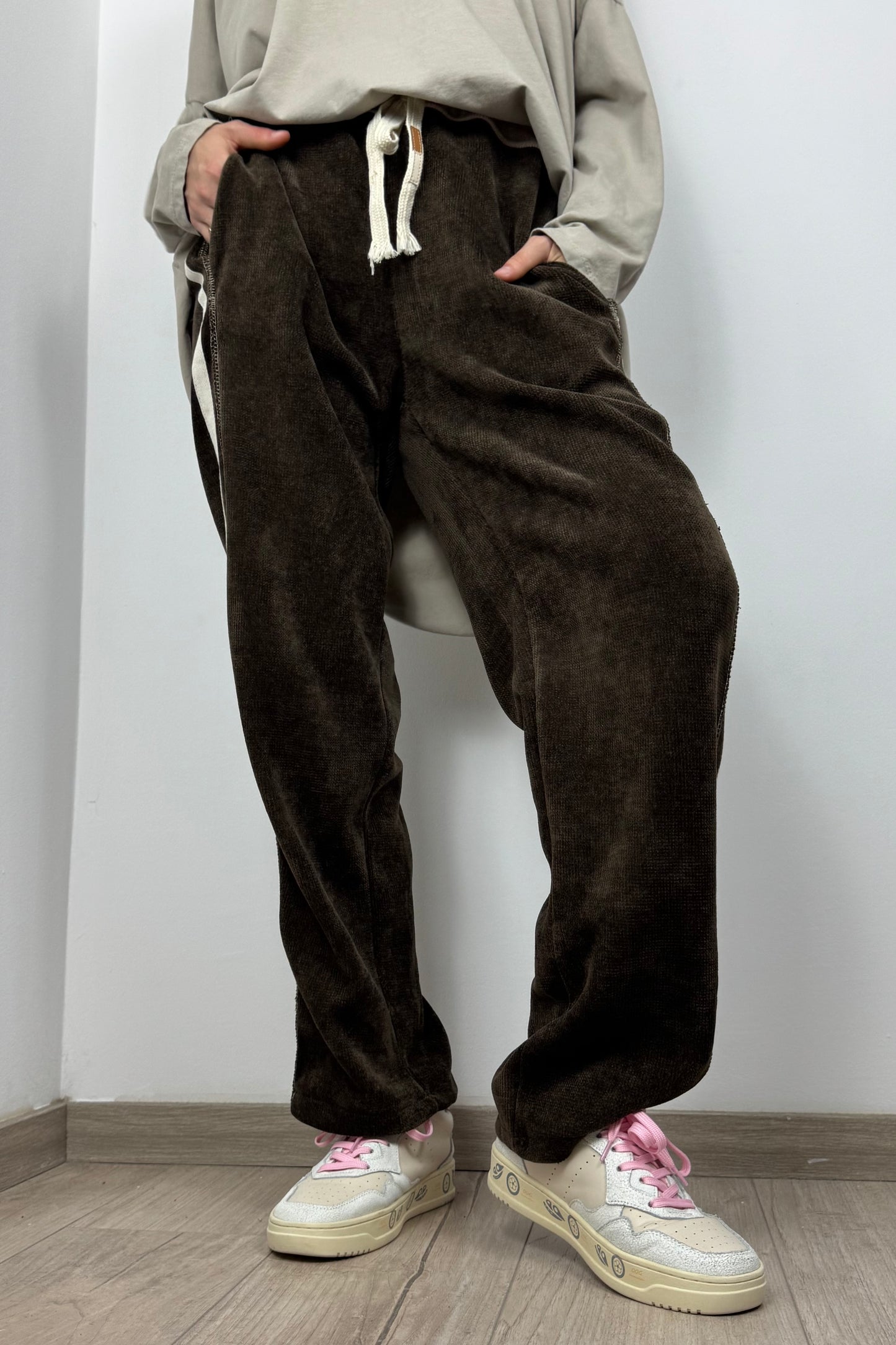 Bequeme Damenhose mit Seitendetails und Bindeband-Choco