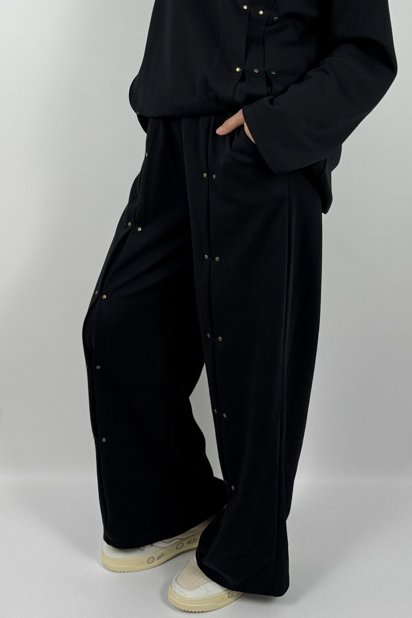 Damen Hose mit Faltendetails & Nieten – Schwarz