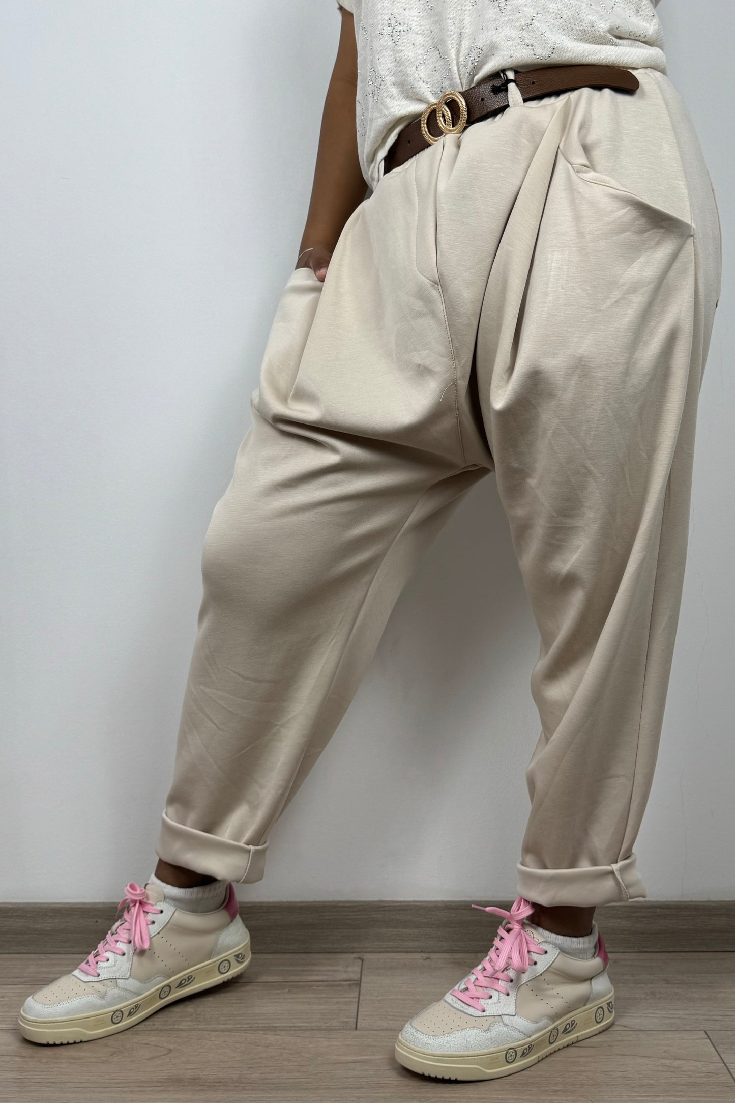 Haremshose mit Gürtel – lockerer Schnitt & modischer Tieffall-Beige