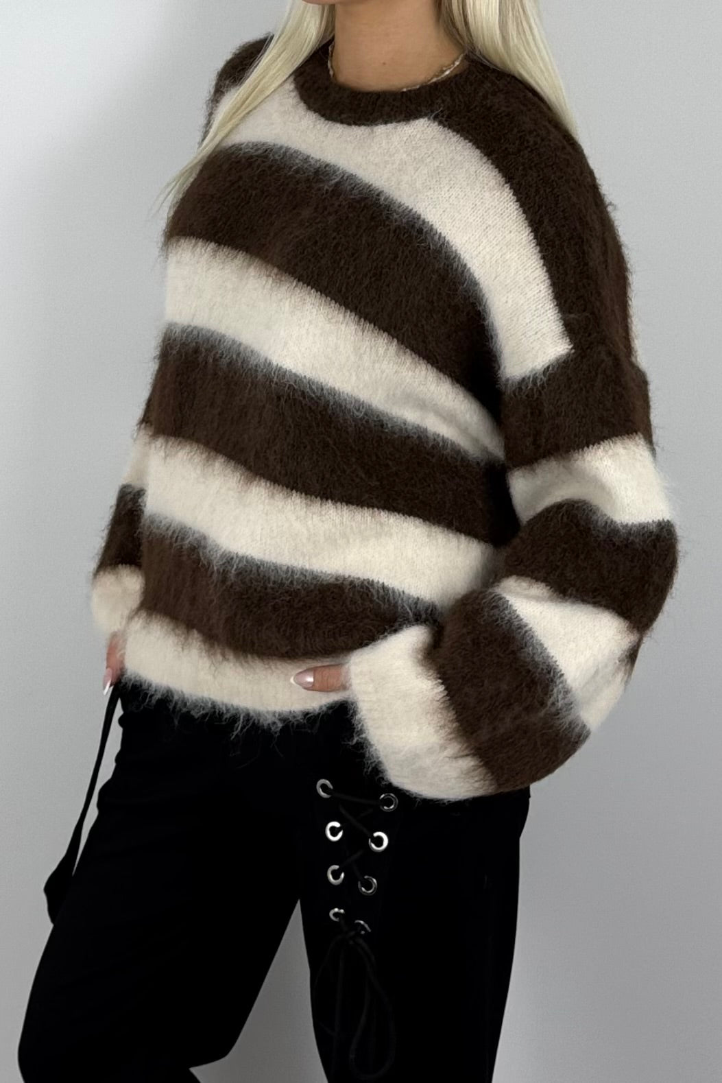 Damen Kuschelpullover gestreift –Schoko