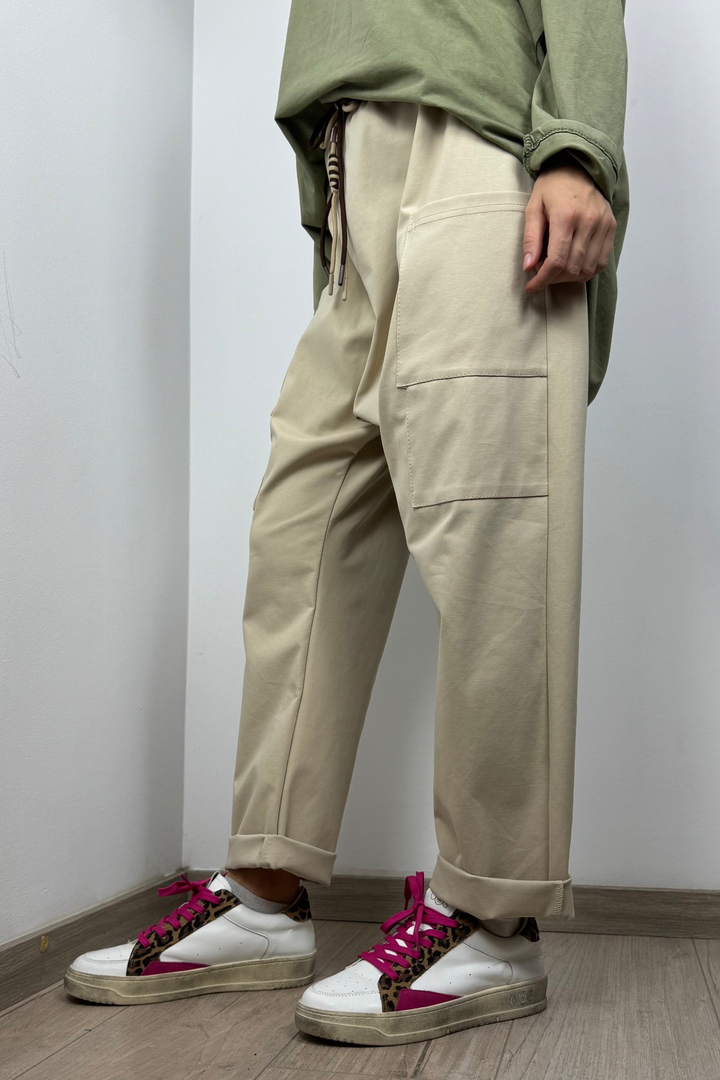 Locker geschnittene Haremshose mit Taschen und Kordelzug-Beige
