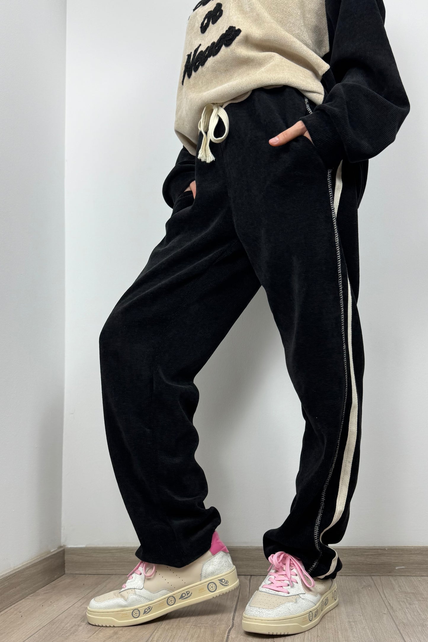 Bequeme Damenhose mit Seitendetails und Bindeband-Schwarz