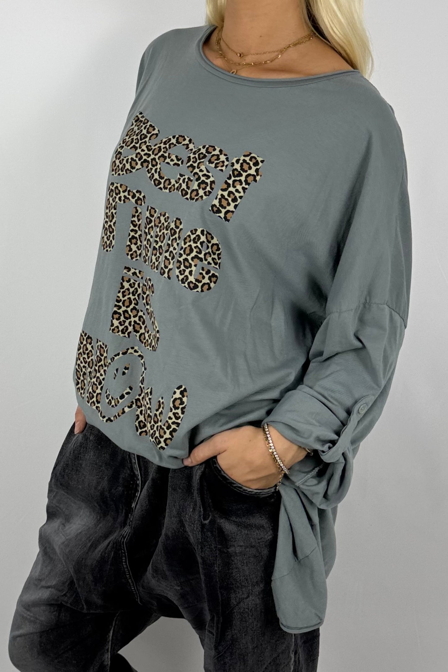 Damen Longshirt „Best Time Is Now“ – Leo-Print-Grau