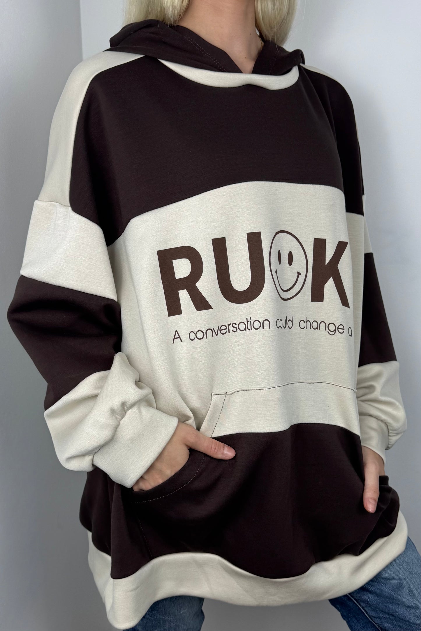 Kapuzensweatshirt mit Statement-Print-Choco/Beige