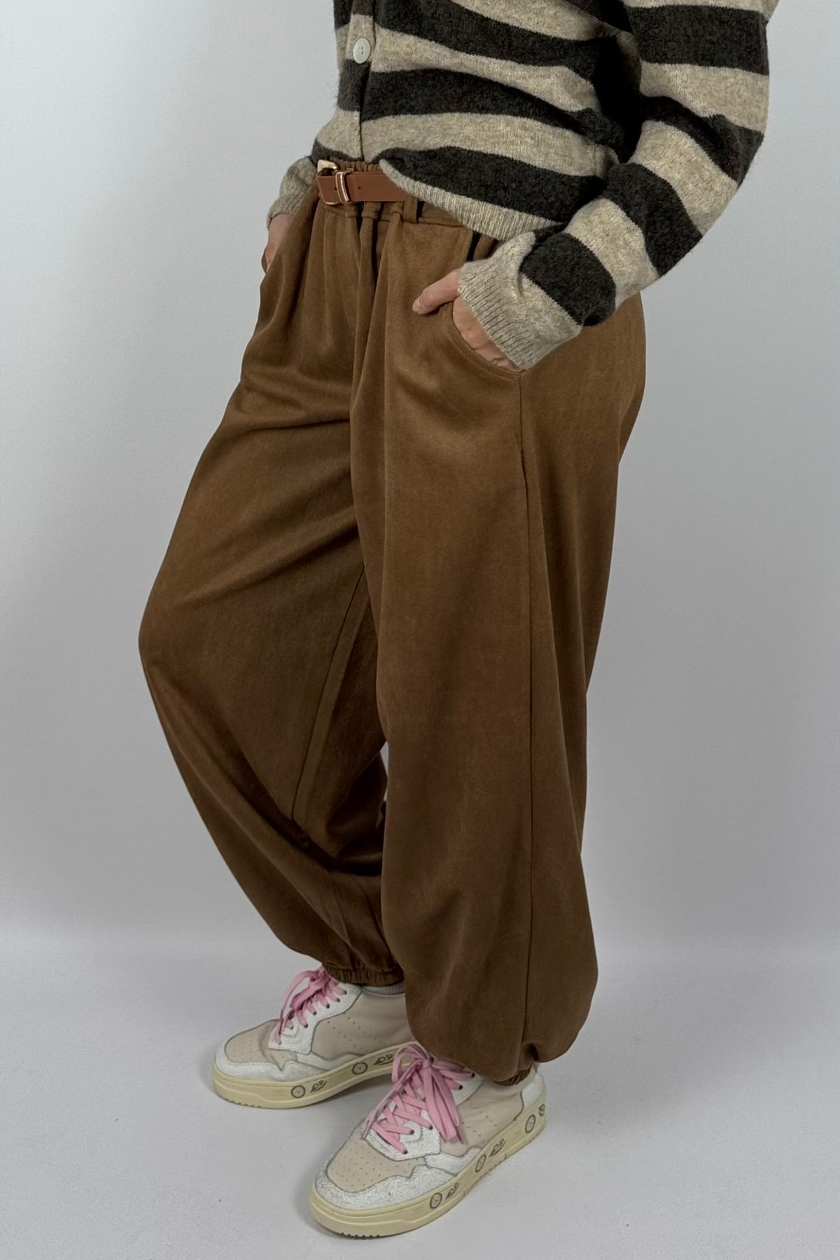 Damen Hose im Velours-Look mit Gürtel –Kamel