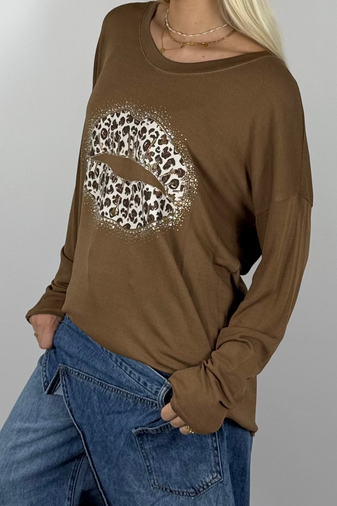 Damen Oversize Shirt mit Leo-Lippen & Glitzer – Kamel