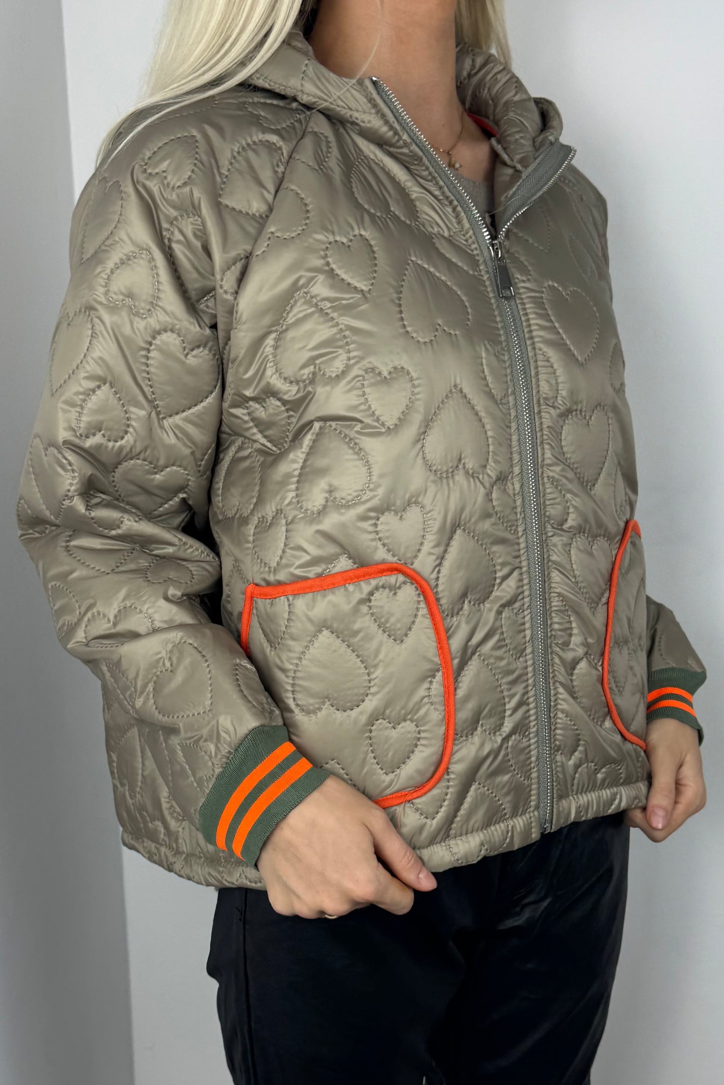 Leichte Steppjacke mit Herzmuster und Kapuze-Olive