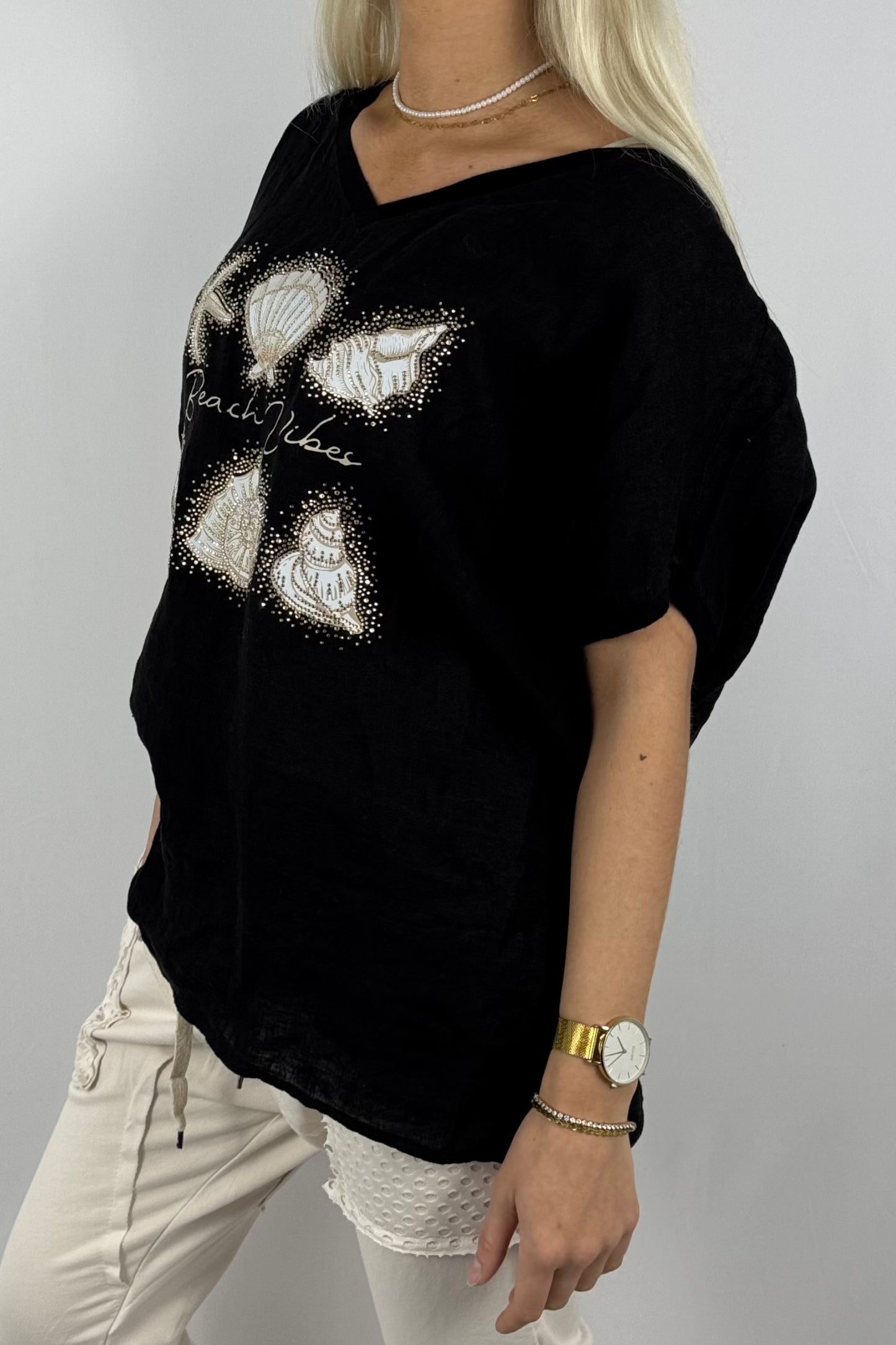 Leinen-Shirt „Beach Vibes“ mit Muschel-Motiv und Häkelrücken-Schwarz