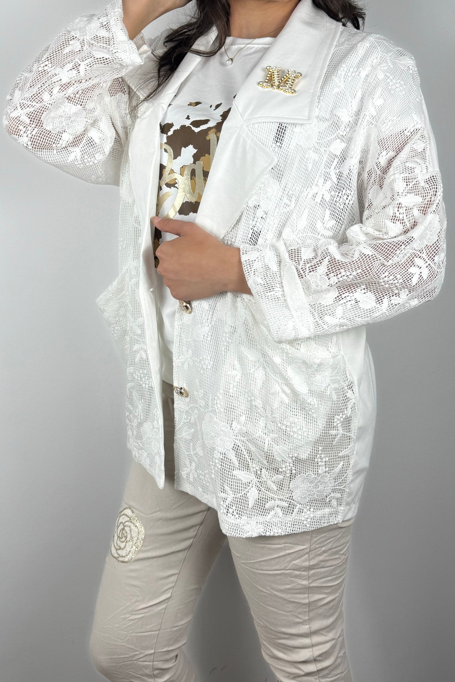 Blazer aus Spitze mit Zierbrosche „M“ und Knöpfen