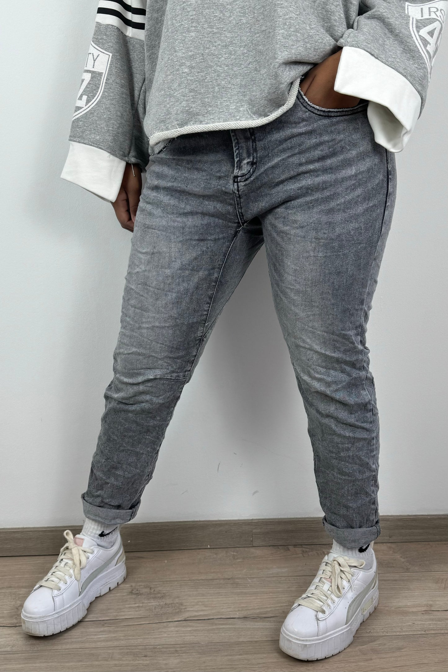 Graue Damenjeans mit Knitterlook – modischer Crinkle-Effekt