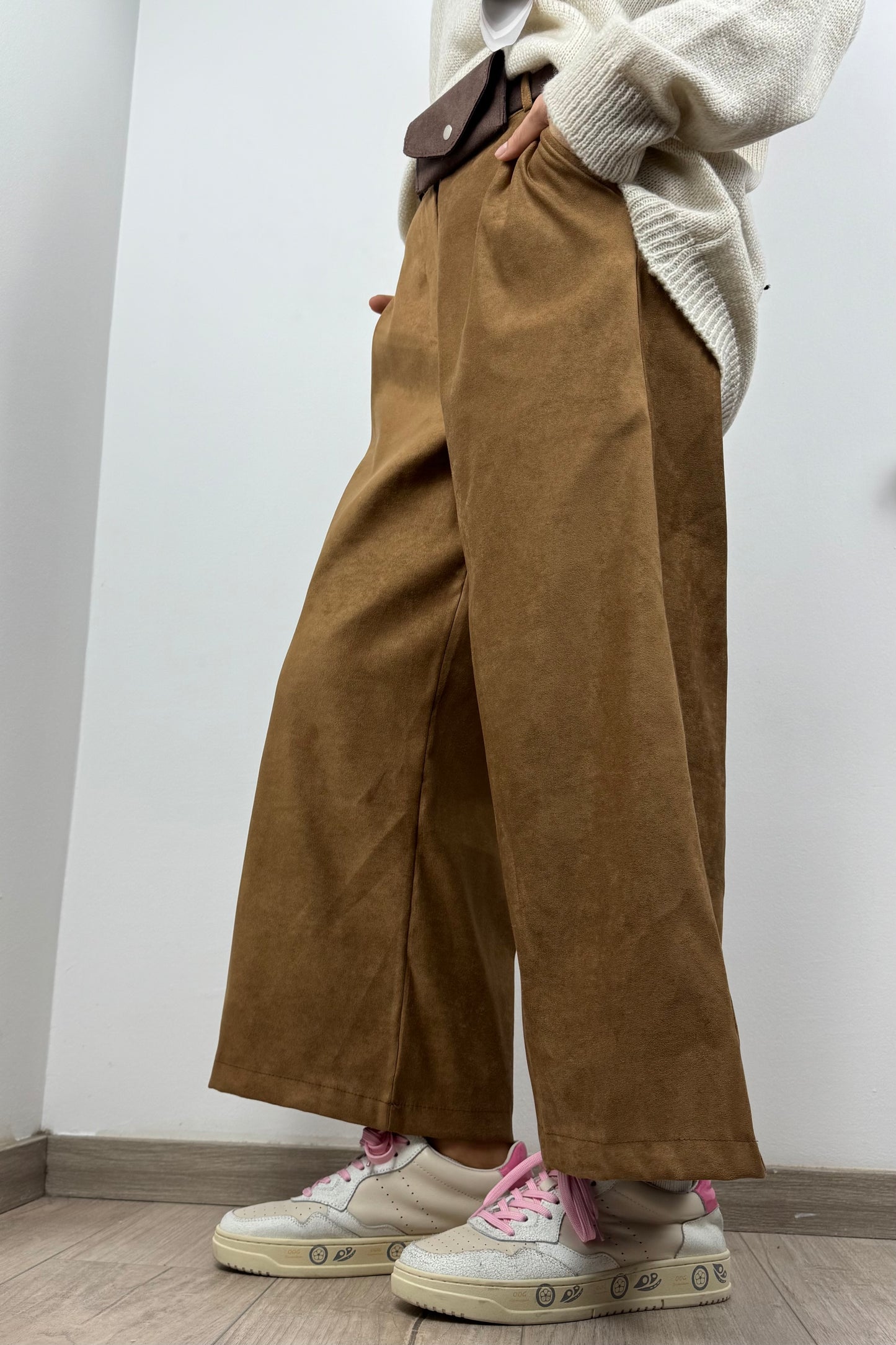 Weite Hose mit Gürtel & Tasche – Cammel