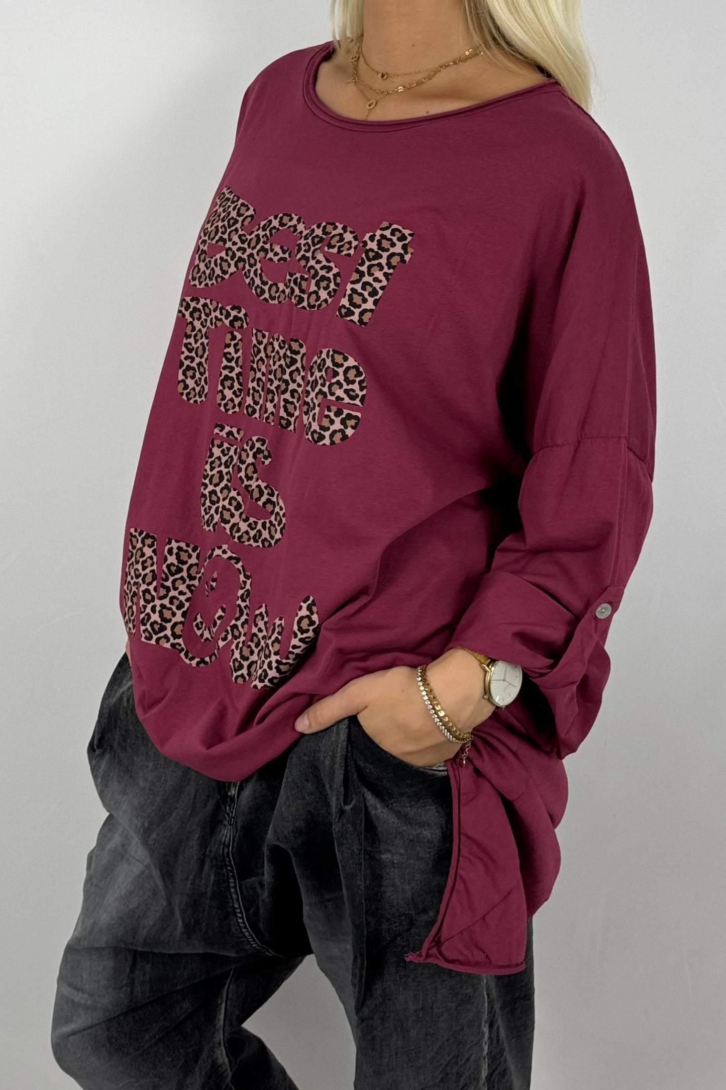 Damen Longshirt „Best Time Is Now“ – Leo-Print-Bordeaux