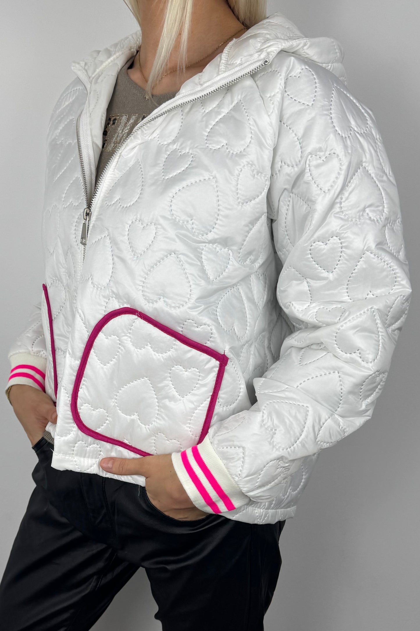 Leichte Steppjacke mit Herzmuster und Kapuze-Weiß