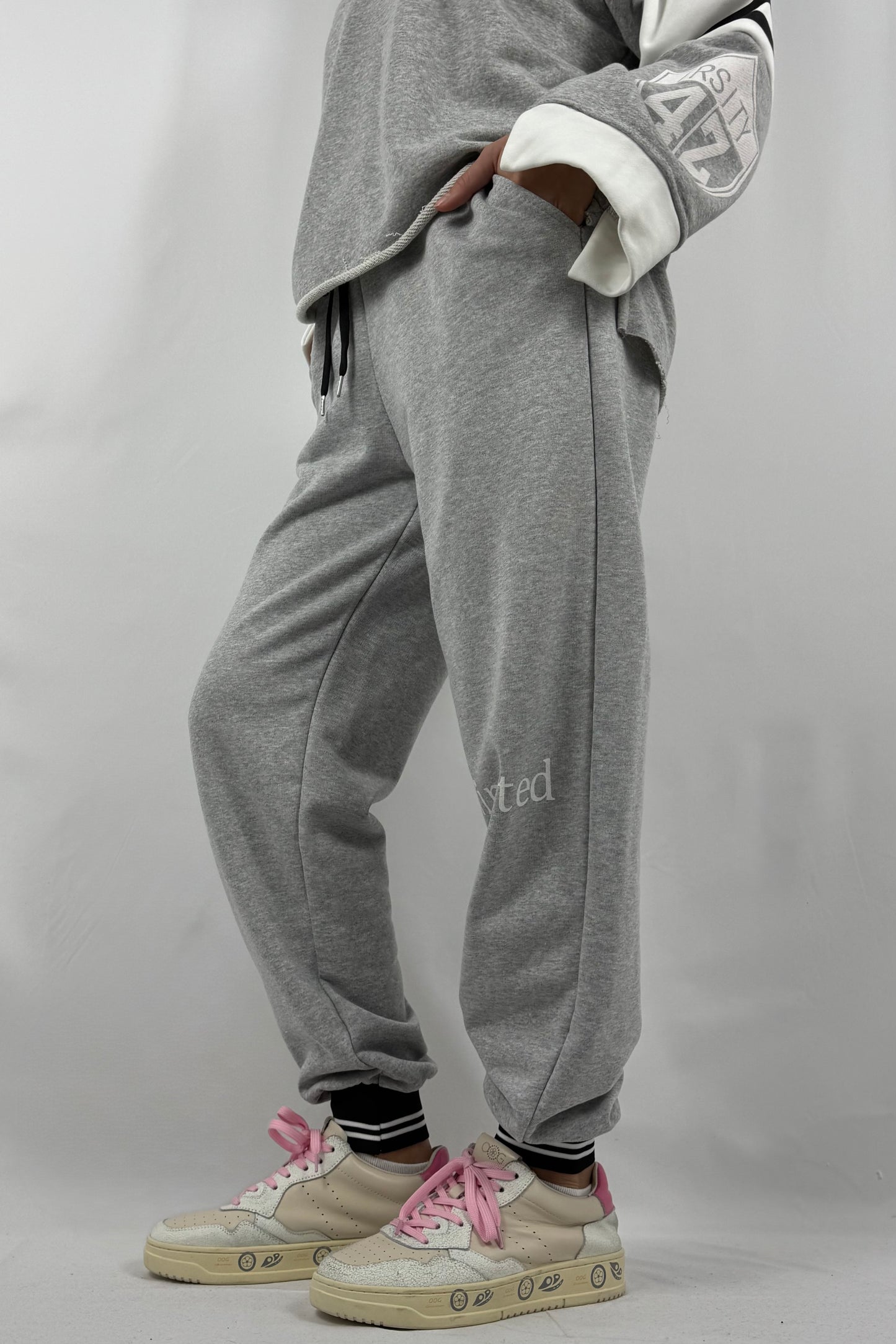 Damen Jogger Hose mit #limited Print-grau