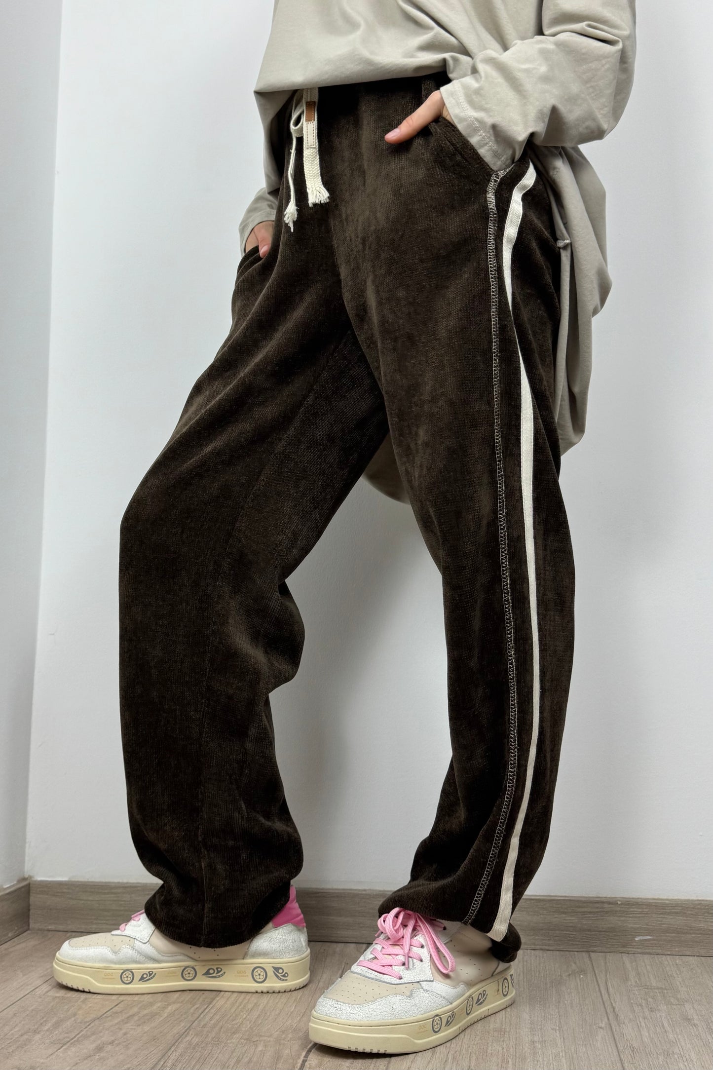 Bequeme Damenhose mit Seitendetails und Bindeband-Choco