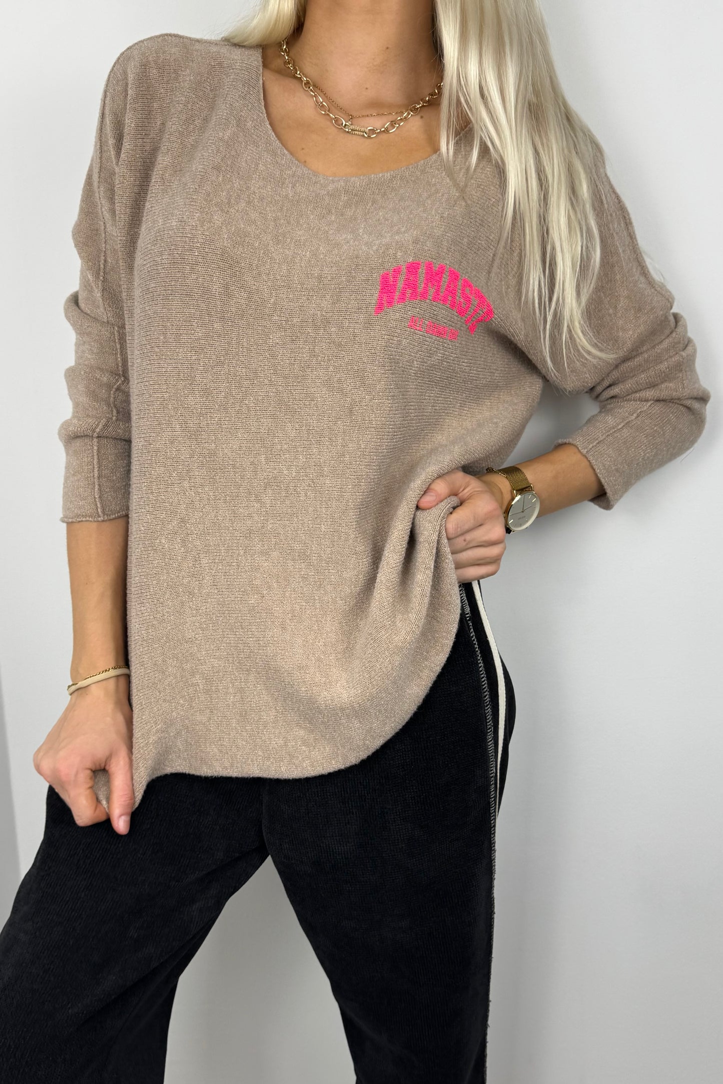 Damen Pullover mit „Namaste“-Print-Cammel