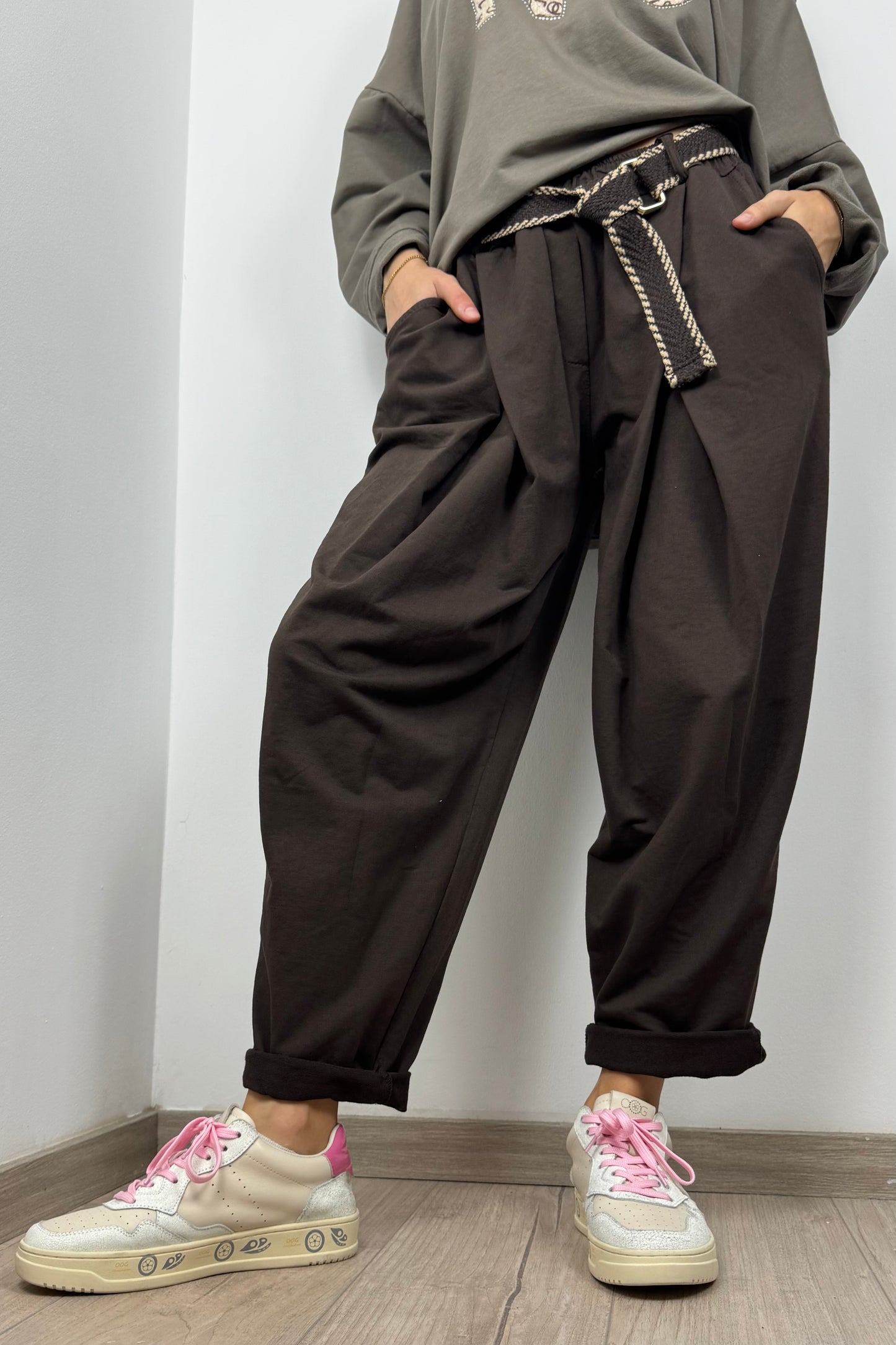 Bequeme Damenhose mit elastischem Bund und Gürtel-Choco