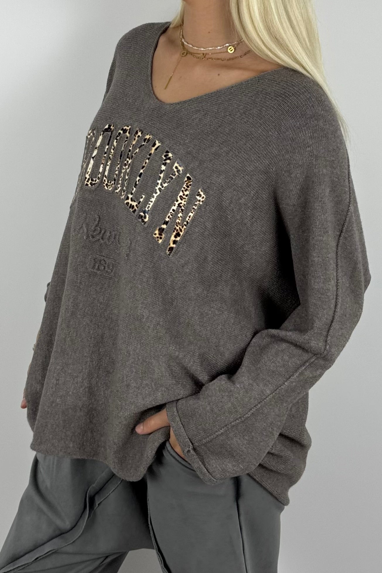 Oversize Shirt „BROOKLYN“ mit V-Ausschnitt – Mud