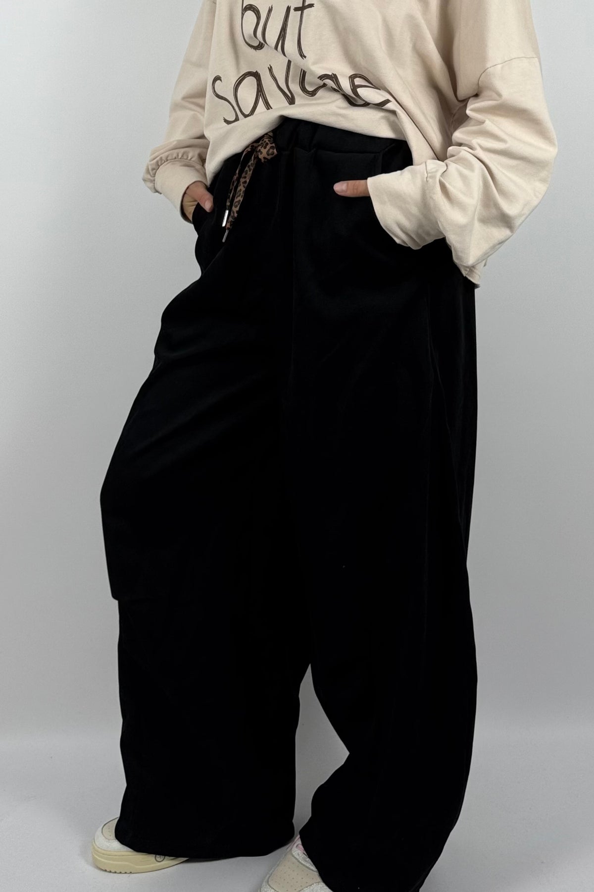 Lässige Baggy-Hose mit Leo-Bindeband – Schwarz