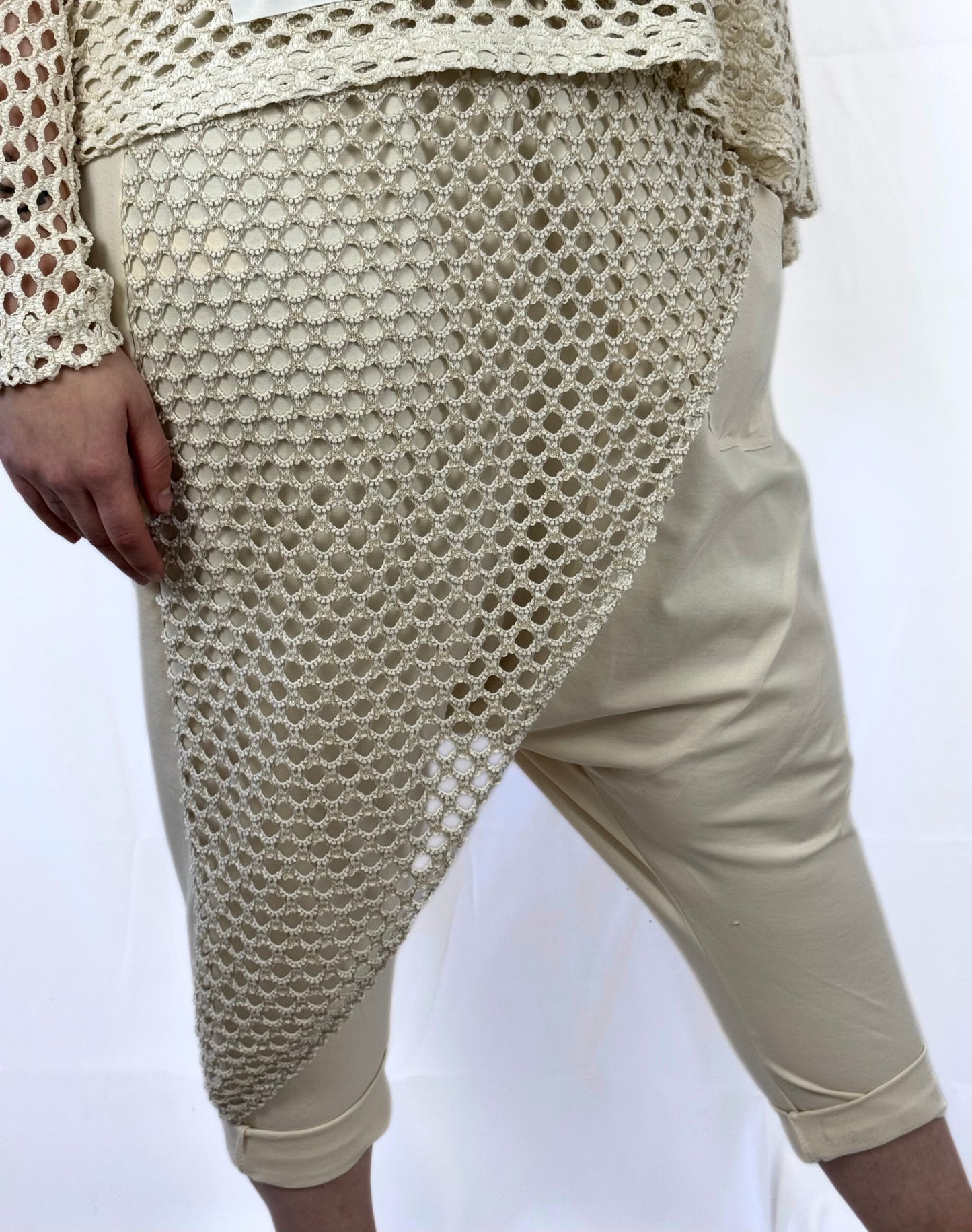 Beige Baggyhose mit Netzdetails – sportlich & stylisch